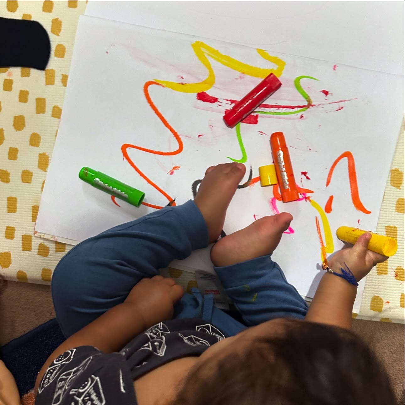 Let’s get doodling with @littlebrianpaintsticks … mark making at its finest, feels like yesterday i was doing it with my first #haribobaby and now we are doing it all over again!!! Love it😍 I wonder if kiaan will love it as much as kiarra
#messyplay #markmaking #letsgetbusy #littlebrianpaintsticks #exploringcolour
