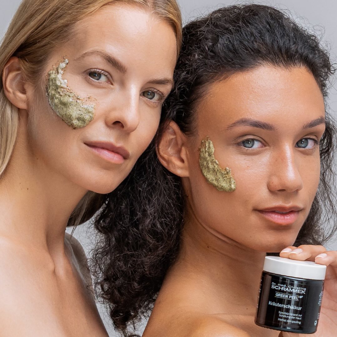 🍂Ahogy beköszönt az ősz, bőrünk különleges gondoskodást igényel. Az évszakok változásával a levegő hűvösebbé és szárazabbá válik, ami kihívást jelenthet arcbőrünk számára. Az őszi bőrápolás kulcsfontosságú része a megfelelő arcápolás és hámlasztás, hogy bőrünk megőrizze természetes szépségét és egészségét.
💚Ebben nyújt páratlan segítséget a GREEN PEEL® gyógynövényes hámlasztó kezelés, melyet bőrgyógyászok fejlesztettek ki és tettek világszinten elérhetővé.
#hámlasztás #hámlasztókezelés #arckezelés #arckezeles #arcápolás #szépségápolás #szepsegapolas #antiagingkezelés #megelőzés #kozmetikabudapest #szepsegszalonbudapest #budapestkozmetika #szépségszalonbudapest #szépségszalon #fashionbeautyszalon #fashionbeautyszepsegszalon