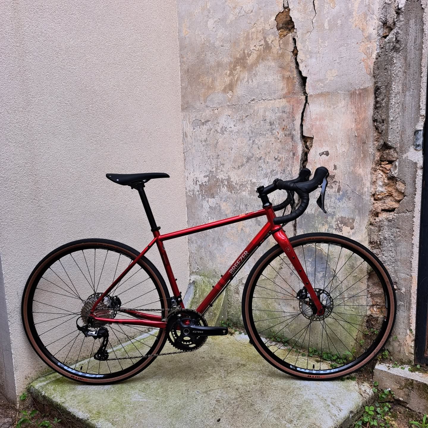 Un gravel sportif bientôt entre les mains de son nouveau propriétaire 👌
Le Breezer Inversion Team ✨️
Monté ici avec sa potence retournée, pour le confort.
✅️ Cadre acier ChroMo japonais hydroformé et fourche carbone à pivot conique
✅️ Groupe de transmission GRX 810 complet 2×11 vitesses, freinage hydraulique à disques
✅️ Tige de selle carbone
✅️ Visserie complète pour installation de bagagerie et autres accessoires
Et seulement 10kg sur la balance !
#pourmonvelo #gravelbike #breezerbikes #breezerinversion #verriereslebuisson #newbikeday #gravel #grx810 #adventurebike