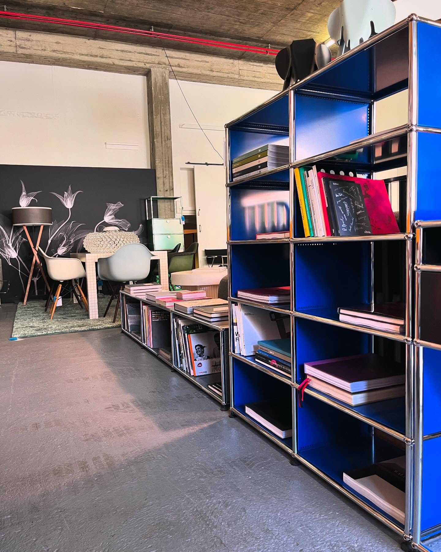 Nebst Designermöbel, finden sie bei uns auch eine grosse Sammlung an Büchern zu Design, in denen sie stöbern dürfen.📚
#design #art #vitra #cassina #walterknoll #moormann #eames #edra