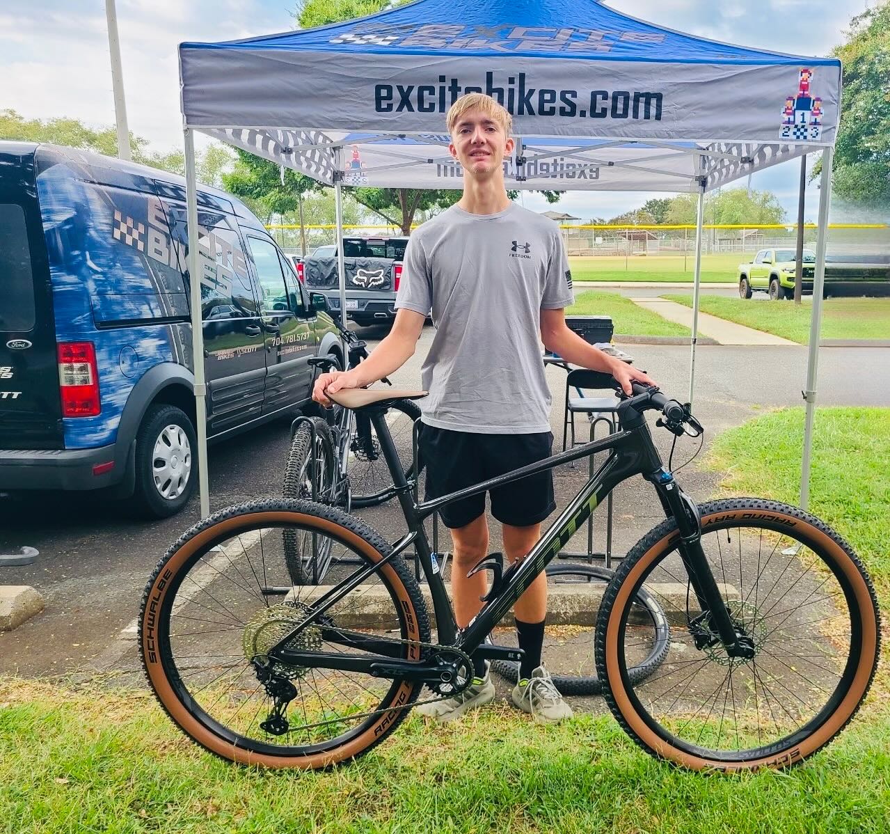 We had the pleasure of hooking this guy up with a brand new Scott Scale 925! This bike features a carbon frame, fox float rhythm 100mm travel fork, Shimano XT-SLX 12 speed and Shimano disc brakes. Enjoy your new ride! Seems like the perfect day to break your bike in ☀️ 👏 🚲
#shimano #scottbikes #scottscale #foxmtb #localbikeshop #bicycle #newbikeday #letsride #charlottenc #locustnc #concordnc #bikeshop