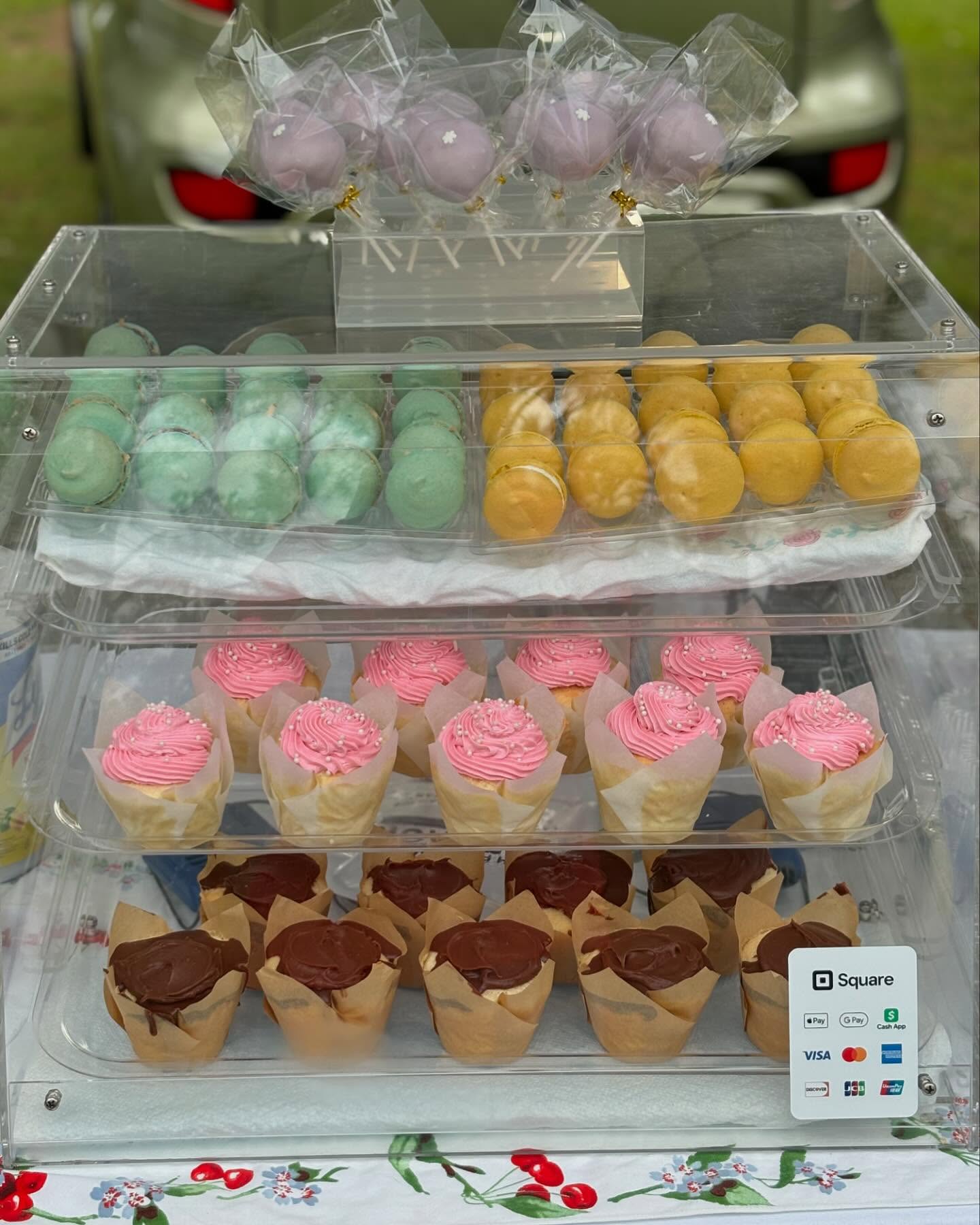 It’s beginning to feel a lot like Autumn🍁 Come on down to the Waleska Farmers Market, grab a sweet treat, and enjoy the wonderful weather we’re having! 🌥️🧁 #storybookbakery #waleskafarmersmarket #cakepops #macarons #cupcakes #smallbusiness #fall #aumtumn
