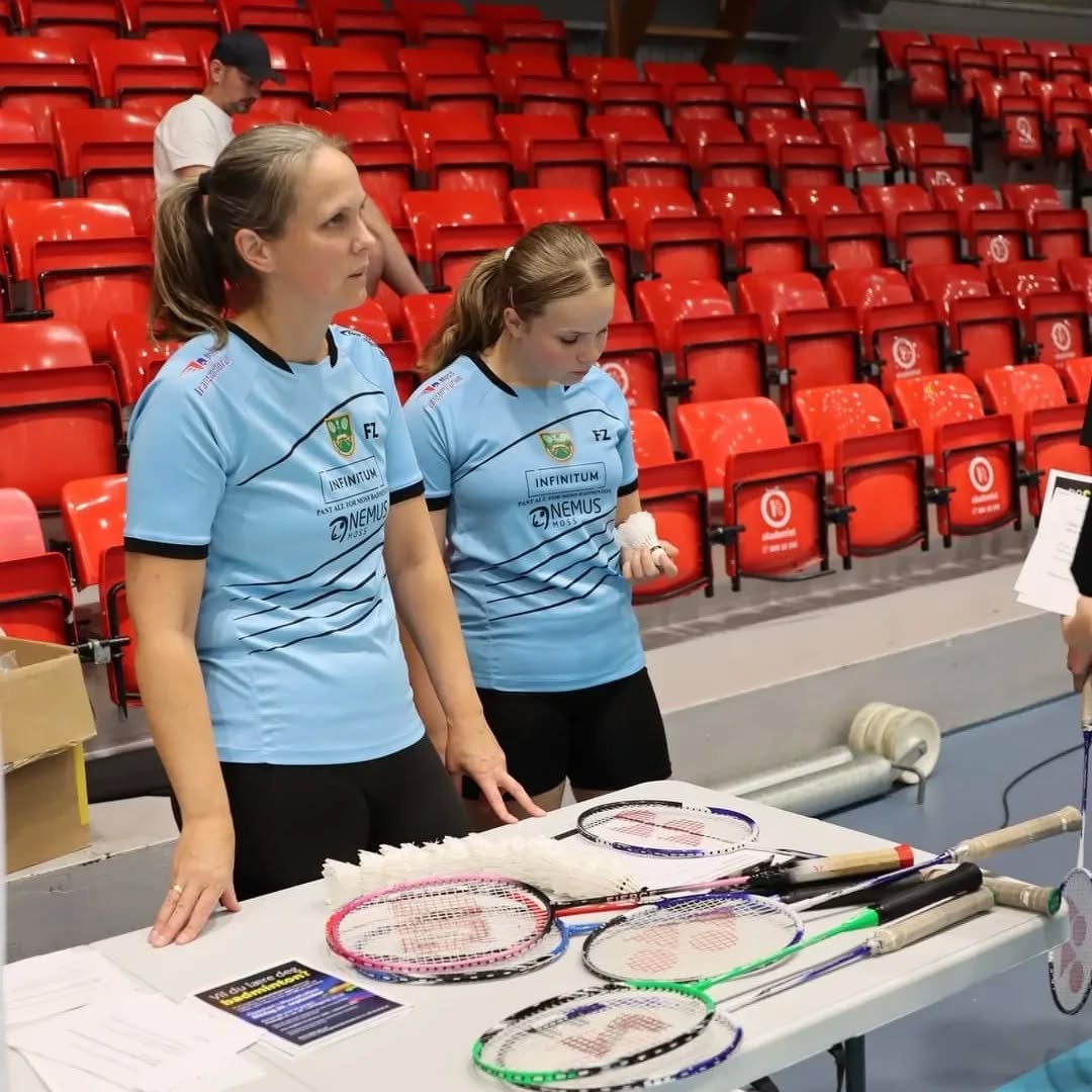 Fullt trøkk på aktivitetsdag i Mossehallen idag! Håper mange ble inspirert til å begynne med verdens kuleste sport! Lyst til å komme på prøvetrening? Kontakt oss på arrangement@mossbk.no
#mossbadmintonklubb #mosstransportforum #infinitum #norprofil #sportmodern #mossidrettsråd #aktivitetsdag
Takk til @badmintonnorge for lån av servevegg!