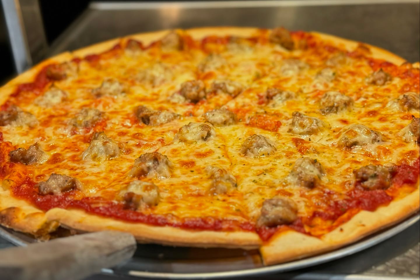 Our buffet has all the toppings and crusts to satisfy your pizza cravings!
Monday-Friday 11am-2pm all you can eat pizza, pasta, salad, and garlic bread!