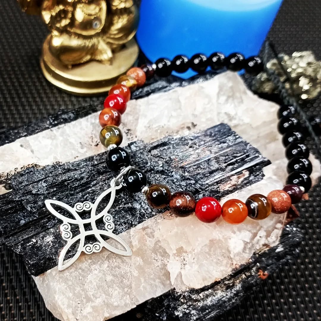 El nudo de bruja es un amuleto de protección poderoso. El rombo del centro hace referencia a ti. El círculo que recorre los cuatro puntos de la cruz refleja el ciclo de los elementos y el enlace energético entre todas las formas de vida.
Los cuatro brazos ovalados de la cruz que se forma están relacionados con los cuatro puntos cardinales: Norte, Sur, Este y Oeste así como con los 4 elementos: fuego 🔥, aire 💨, agua 💧 y tierra 🌳.
Lo que se traduce en que estando tú en el centro estás protegida de todas las direcciones cardinales y los elementos trabajan a tu favor.
Está pulsera tiene piedras de protección, empoderamiento y abundancia.
Está disponible en nuestra tienda de Amazon México 🇲🇽, Mercado libre México 🇲🇽 y nuestra tienda personal devitare.com.mx es justo lo que necesitas para potenciar tu propia energía.
#nudodebruja #nudodebrujas #proteccion #energiadelabuena #protection #universe #witch #ojodetigre #tigereye