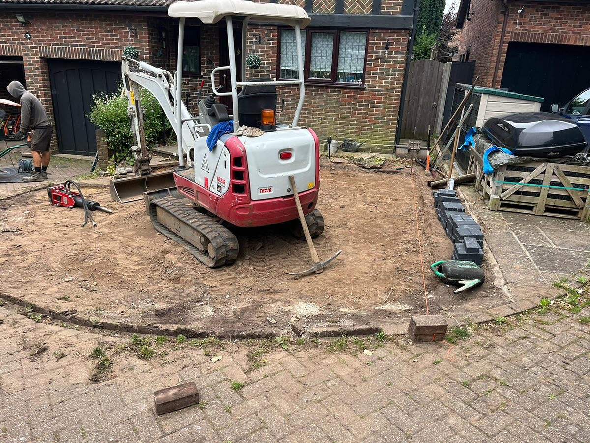 🌟 Incredible transformations with our resin bound drives and patios! 🌟
Take a look at these stunning before and after shots—our resin surfaces are the perfect blend of style, durability, and low maintenance. Whether it’s your driveway or patio, we can give your outdoor space a fresh, modern look that stands the test of time.
✅ Non-slip, UV resistant, and easy to maintain
✅ Customisable colours and finishes
✅ Perfect for driveways, patios, and paths
Ready to upgrade your home? Contact us today for a free, no-obligation quote!
📸 Swipe to see the results 👉
💬 Message us for more details!