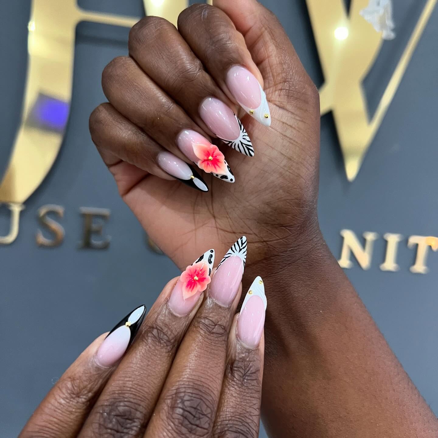 For her trip to Zanzibar ๐บ๐ฆ๐ผ๐
(Recreated look from clients inspo)
โข Please contact us if youโd like a mixed set design so we can allocate you to the correct timing & technician