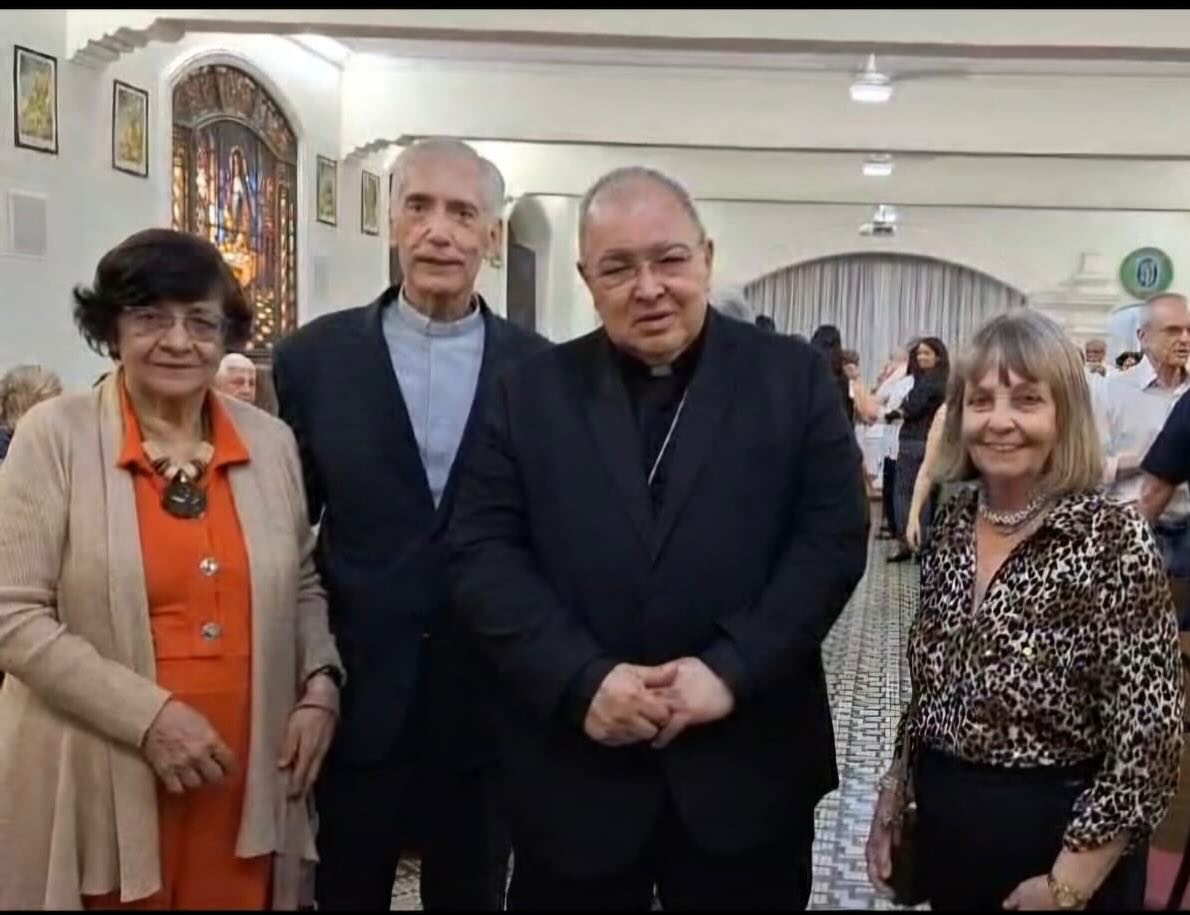 No último domingo, dia 8 de setembro, nossa Paróquia de Nossa Senhora do Brasil comemorou 90 anos de sua fundação, com uma Missa Solene celebrada por D. Orani Tempesta.
A convite do Monsenhor Antônio José de Moraes, a Amour se fez representar neste ato, por sua
Presidente Celi Paradela e pela Vice, Aninha.
Em nome da comunidade da Urca a Amour aproveita para agradecer o convite, desejando felicitações e muitas realizações ao Padre Moraes pelo transcurso de tão significativa data.