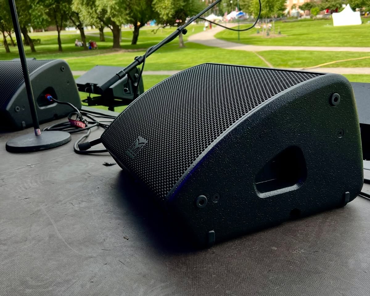 För en månad sen åkte Mårten och mixade monitor för Norrköpings Symfoniorkester under den årliga Augustifesten. Med monitorer från Martin Audio för dirigent och solister blev det ett enkelt och trevligt jobb! Tack till Lasse Wern för fint samarbete och Musikservice för bra leverans.
2 x XE300 golvmonitor
2 x FP4 toppar
1 x iK81 förstärkare
#wssab @norrkopingsymph @martinaudio @larswern #xe300 @musikserviceab