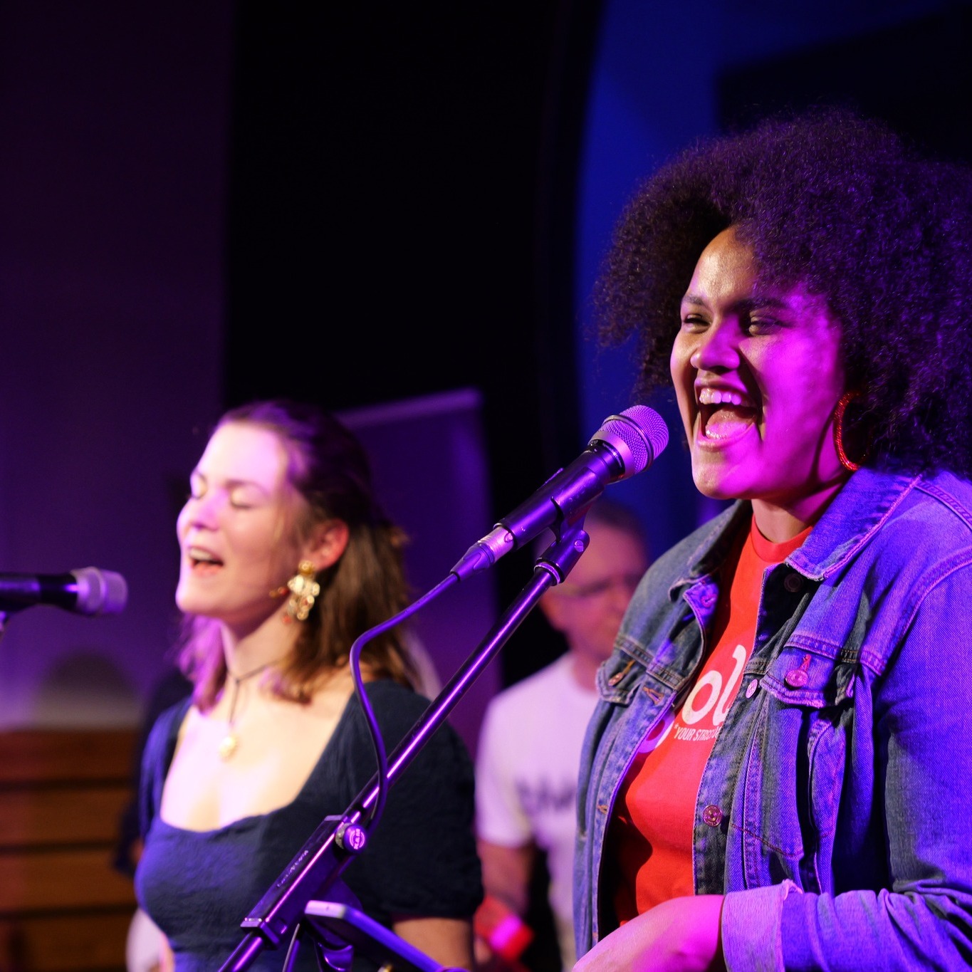 V pátek se představí kapela Aqua Congas v tomto složení:
Ondřej Kabrna - klávesy
Márty Kravka - basová kytara
Viktor Jerman - kytara
Matouš Rohovský - kytara
Honza Danda - zpěv - klávesy
Veronika Boháčová - zpěv
Annamária D'Almeida - zpěv
Filip Zangi - bicí
Imran Zangi - percussion