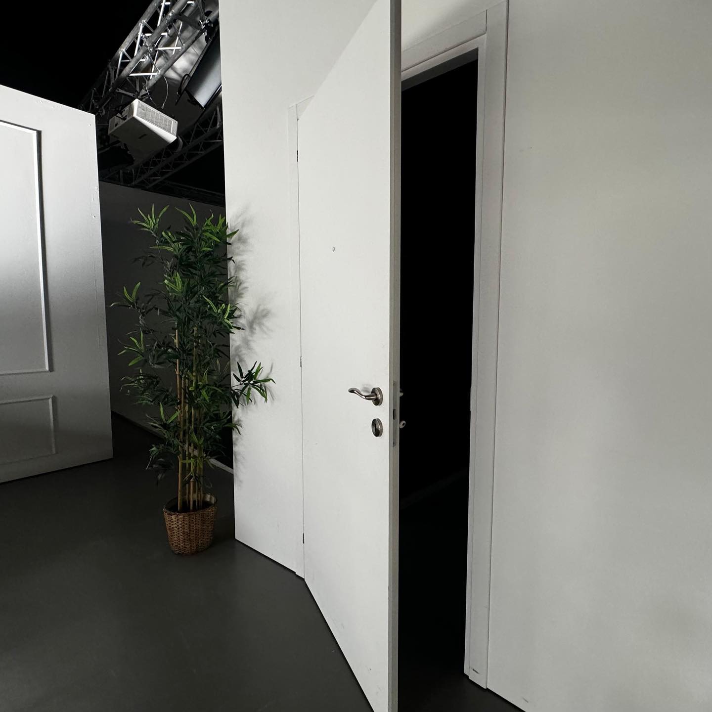 Avere una porta scenica in studio fa la differenza! 🚪
Arricchisce l’ambiente e permette di creare scenografie più complete, ideale per la realizzazione di spot pubblicitari e tantissimi altri progetti
Voi per che tipo di set la utilizzereste? Lasciate un commento!👇🏻
#fuorizona#studiomilano