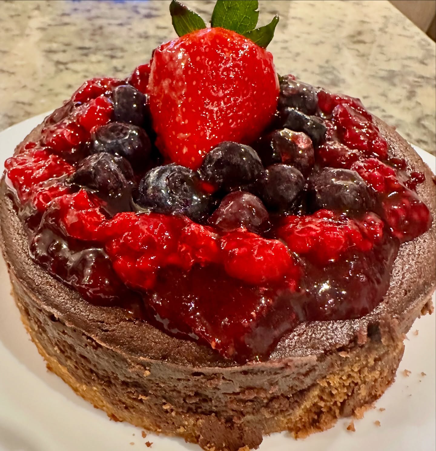 Cheesecake de chocolate amargo con reducción de frutos rojos, frambuesaa, frutillas y arandanos! Un placer inigualable!!
#cheesecakesofinstagram #cheesecakeshooters #cheesecakechocolate #chocolate #chocoyframbuesa #cheesecakechocolateamargo #cheeselover #cheesecakelove