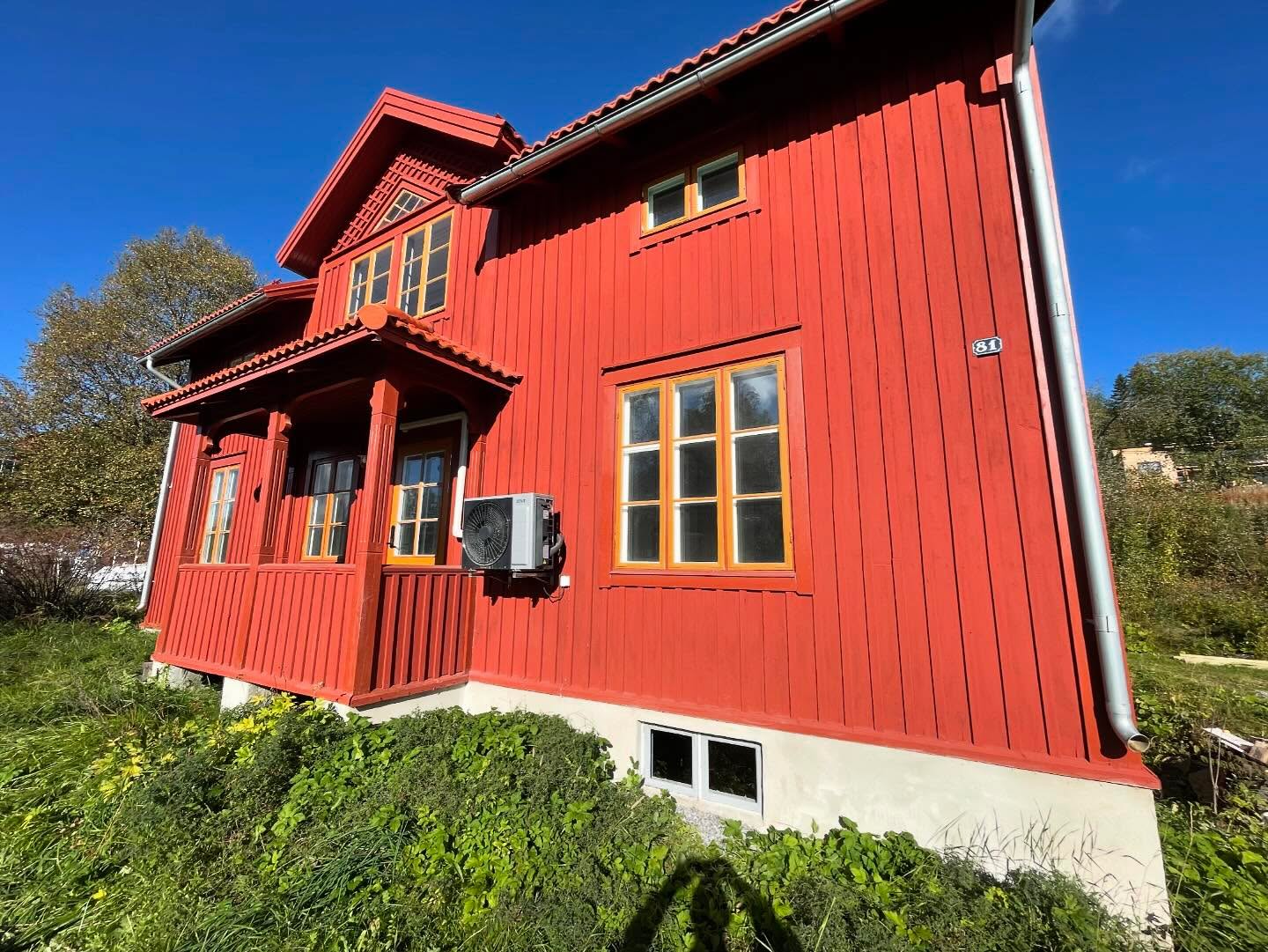 Jag är tacksam över att få hjälpt en ägare till det här fina huset med att renovera samtliga fönster, bytt glas i innanfönsterna till energiglas, ersatt 2st dörrar till nya samt målat en pardörr så den matchar fönsterna🙂
#fönster #fönsterrenovering #dörr #morinsfönsterhantverk #åre #duved #östersund #jämtland