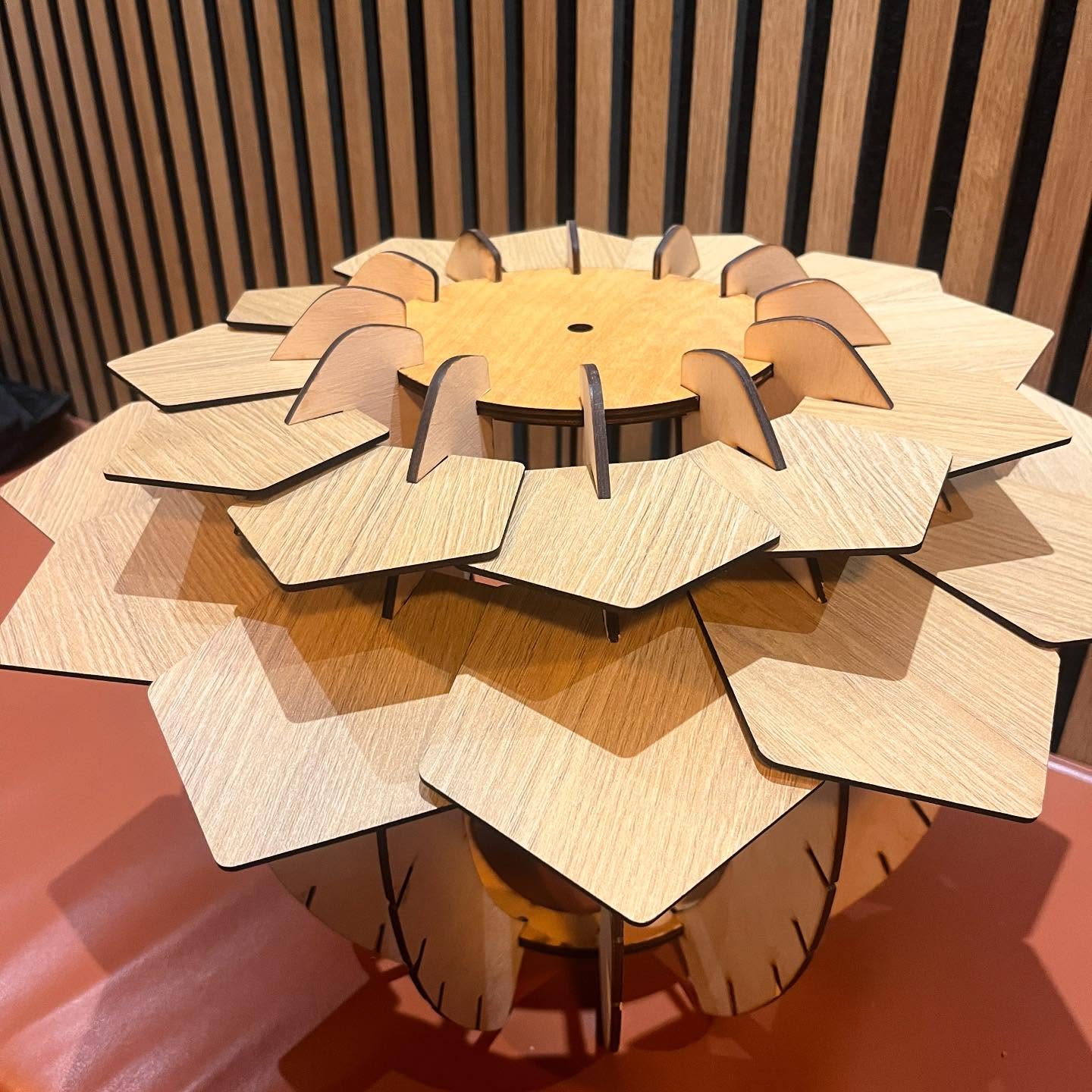 En hel stak plader fra aflagte IKEA skabe stod nærmest og ventede på mig i Hjelmensgade i sidste uge👏Og se nu lige, hvad de snart har forvandlet sig til💡
Jeg er fuldstændig fan af det her med at nå at redde noget fra storskrald, og det så pludselig kan få nyt liv og funktion🙌
Og velkommen til vores nye følgere, som er kommet til, fordi jeg har Takeover på @mitaarhus i denne uge. Spørg endelig, hvis I er nysgerrige på noget ♻️
@gentaenk #reuse #bagplader #lamper #fraskrottilflot #gentænkressourcerne @mitaarhus #madamskrald