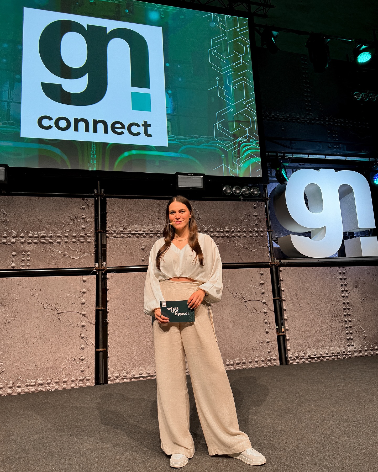 WHAT THE HYPE?! Ich durfte diese Woche nach Bremen reisen zu @gastronovi und die #gnconnect moderieren 💥. Es war wirklich eine innovative und unglaublich spannende Veranstaltung 🤖.
Es war mir eine Ehre und es hat einfach wahnsinnig viel Spaß gemacht 🫶🏻. Danke für die tolle Organisation!
Hier nochmal ein kleiner Einblick 🚀
#moderatorin #moderation #gnconnect2024 #event #eventmoderation #eventmoderatorin