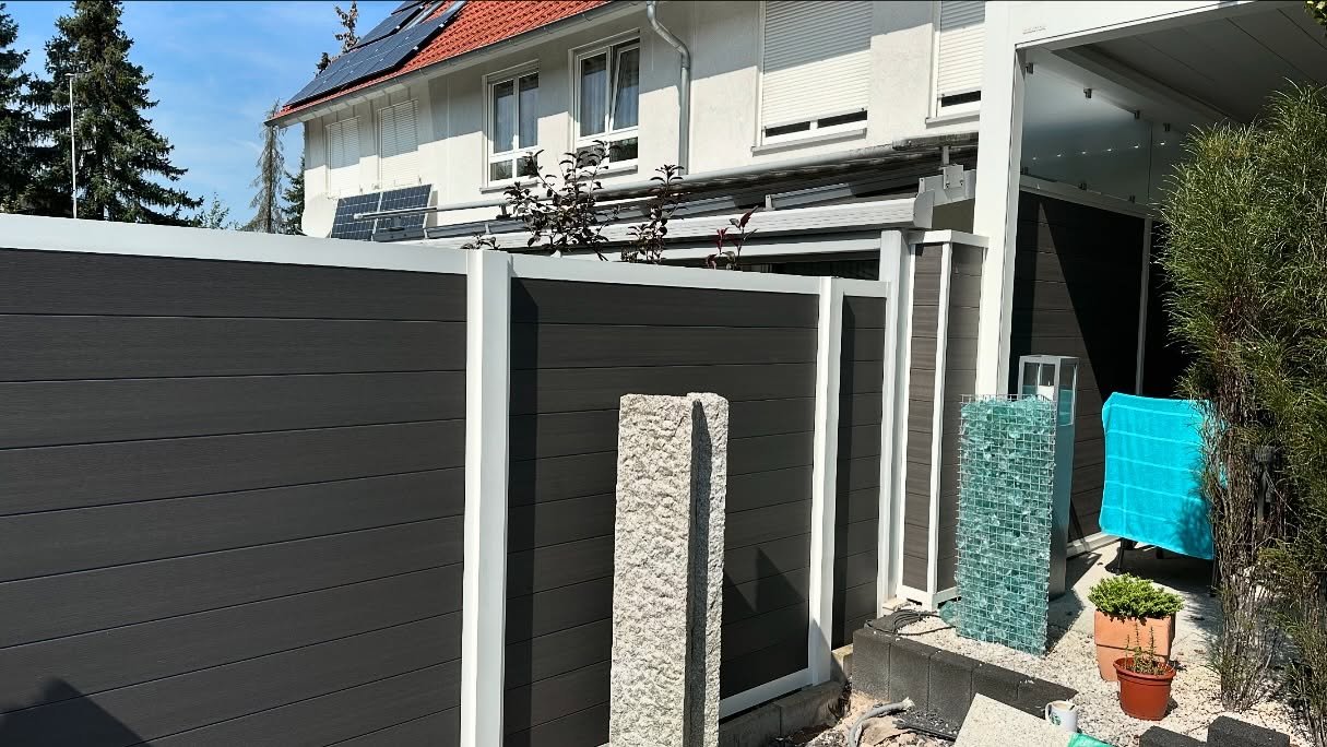 Wir bauen auch Sichtschutzanlagen in Sonderfarben…
Kundenwunsch war den Sichtschutz passend zu seiner bereits bestehenden Terrassenüberdachung zu bauen.
Die Pfosten, Ober- und Unterprofile, U-Profile und die Pfostenkappen wurden entlackt und im Farbton Verkehrsweiss beschichtet.
Als Füllmaterial kamen WÜC-Zaunbretter im Farbtone Darkgrey zum Einsatz.
Kunde zufrieden, wir zufrieden…
Möchten auch Sie einen neuen Sichtschutz und wissen noch nicht aus welchem Material etc? Dann melden Sie sich bei uns.
Die Frage ob Holz, Pflanzen, Pflanzen-Gabionen, Aluminium, Glas, Keramik, Naturstein oder WPC klären wir vor Ort und passen dies an Ihre Wünsche an.
