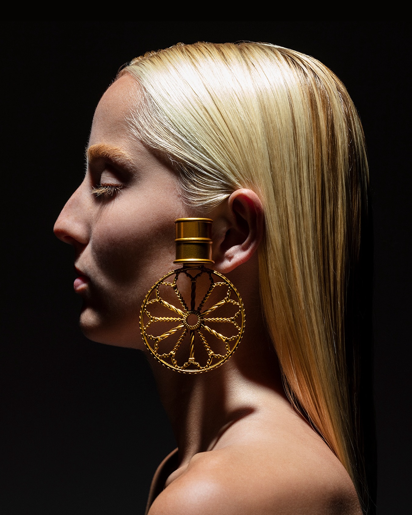 Our mission is to create perfumes of absolute value, where each fragrance serves as a bridge between meticulous research, artisanal craftsmanship, and the precise selection of the finest raw materials. Through this harmonious blend, we bring our creations to life, elevating the perfume experience to an art form.
#AngelaCiampagna #NichePerfumery #AltaProfumeria #Artigianale #luxury