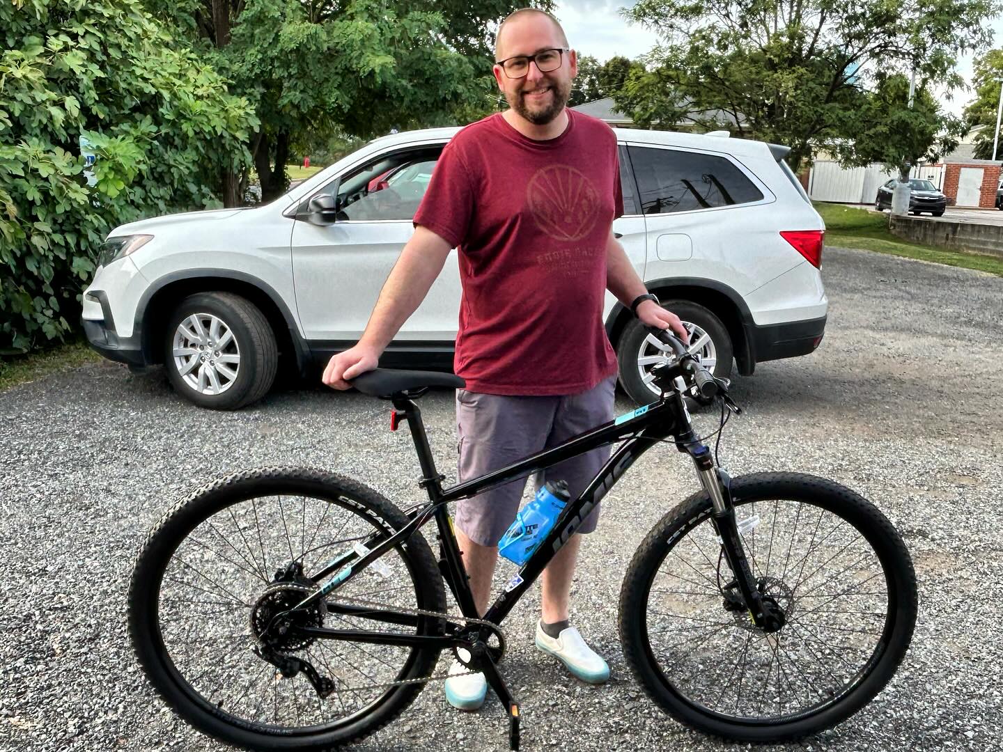 Daniel stopped by ready to get back to riding after his bike was stolen a few years ago. He walked out with his new Jamis Durango A1. The Durango A1 is an excellent beginner hardtail mountain bike that will tackle all sorts of terrains. It may be entry level but it performs way above that. It features 29” wheels, Shimano disc brakes, and SR Suntour fork. Daniel is absolutely going to love hitting the trails with his new bike. 🚴 👏
@jamisbikes @jamisbikes_mtb
#localbusiness #locustnc #newbikeday #jamisbikes #hardtail #charlotte #charlottebikeshop #smallbusiness #localbikeshop #mountainbike