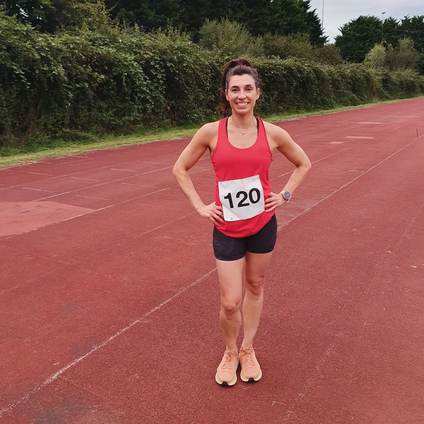 04.09.24 5km on track. This one was a time trial...5km as fast as possible. Sounds horrible right? Yep, it kinda is...holding a consistently uncomfortable pace for 12.5 laps! A session I've managed to avoid in the past (on flat ground) but, a great marker of where I'm at.
While I could have pushed a tad harder...I just didn't feel like it here having felt slightly snuffly, scratchy throat prior to the event and tummy slight cramping. So I did what I felt like doing while still working hard, all in all pleased with my time of 21:27.....keen to try again soon and knock of a few seconds! 🤞🏼 A fun evening 😃
I ❤️ track!! Why? Usually a track session is a variation of interval efforts, ie 16 x 400m with 90s rest (one of my faves 🤪) Knowing and feeling the great benefits of pushing hard for set time or distances intervals with relatively short rest periods, trains my body to utilise oxygen more efficiently (improves V02 max) & ultimately (in combination of other lower intensity sessions) ables me to run faster at lower levels of effort..hence becoming a more efficient runner 💪🏼
Sad the darker evening means that's all for the summer. Back to head torches and mud on Thursday evening until the light evening return again. 😭
#5km #intervaltraining #trackrunning #fitwellmove