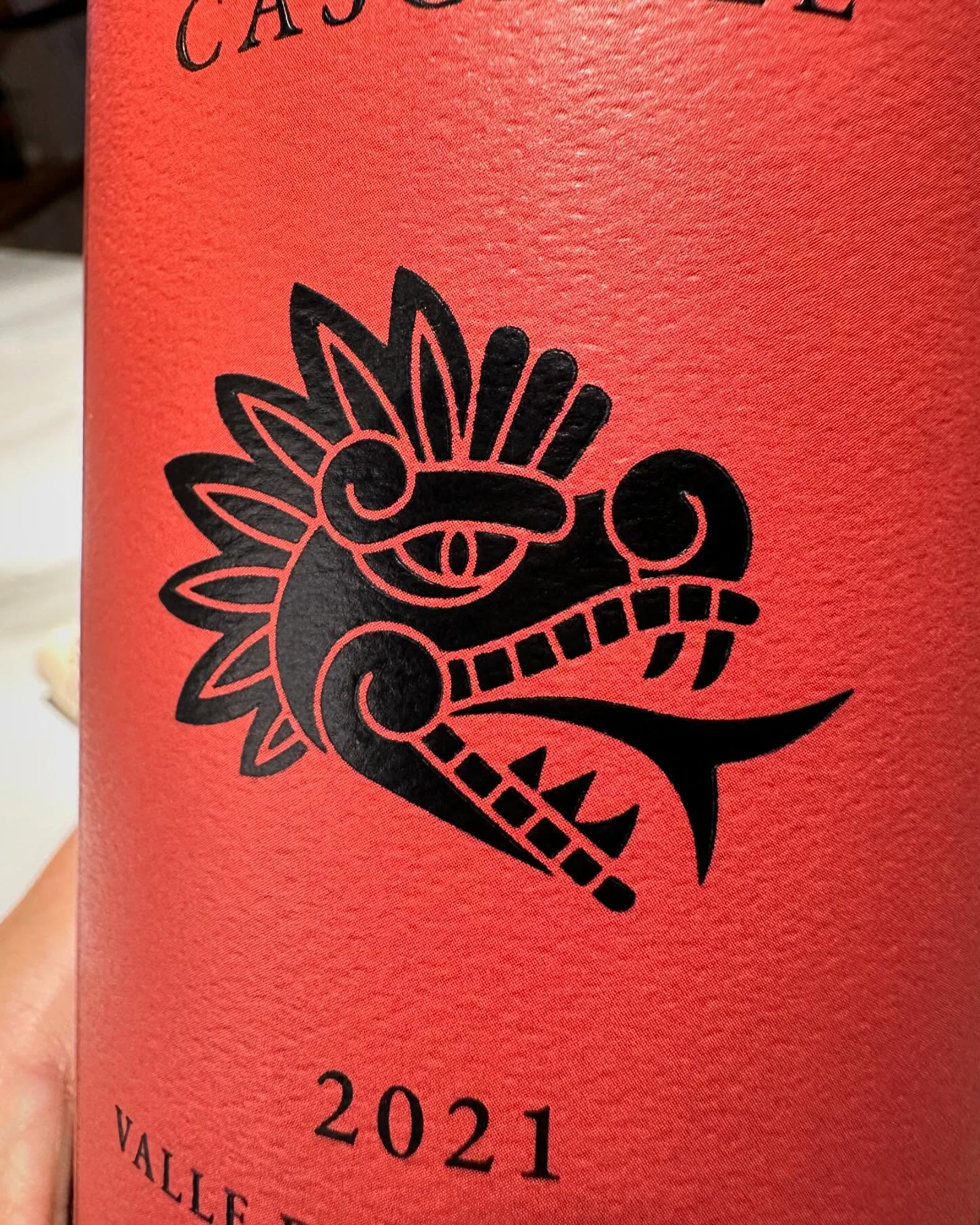 Guerrero cascabel (2021).
🇲🇽 Valle de Guadalupe, Baja California 
🍇 Cabernet Sauvignon
🏺12 meses barrica
#winerd #winote #tomavinomexicano #mexico #valledeguadalupe #bajacalifornia #vinodeculto #cabernetsauvignon #redwine #vinotinto #winestagram #winelover #instawine #winetasting #wine #catavino #wineporn #winetime #winegeek #wineinfluencer #wineoclock #cheers #sommelier