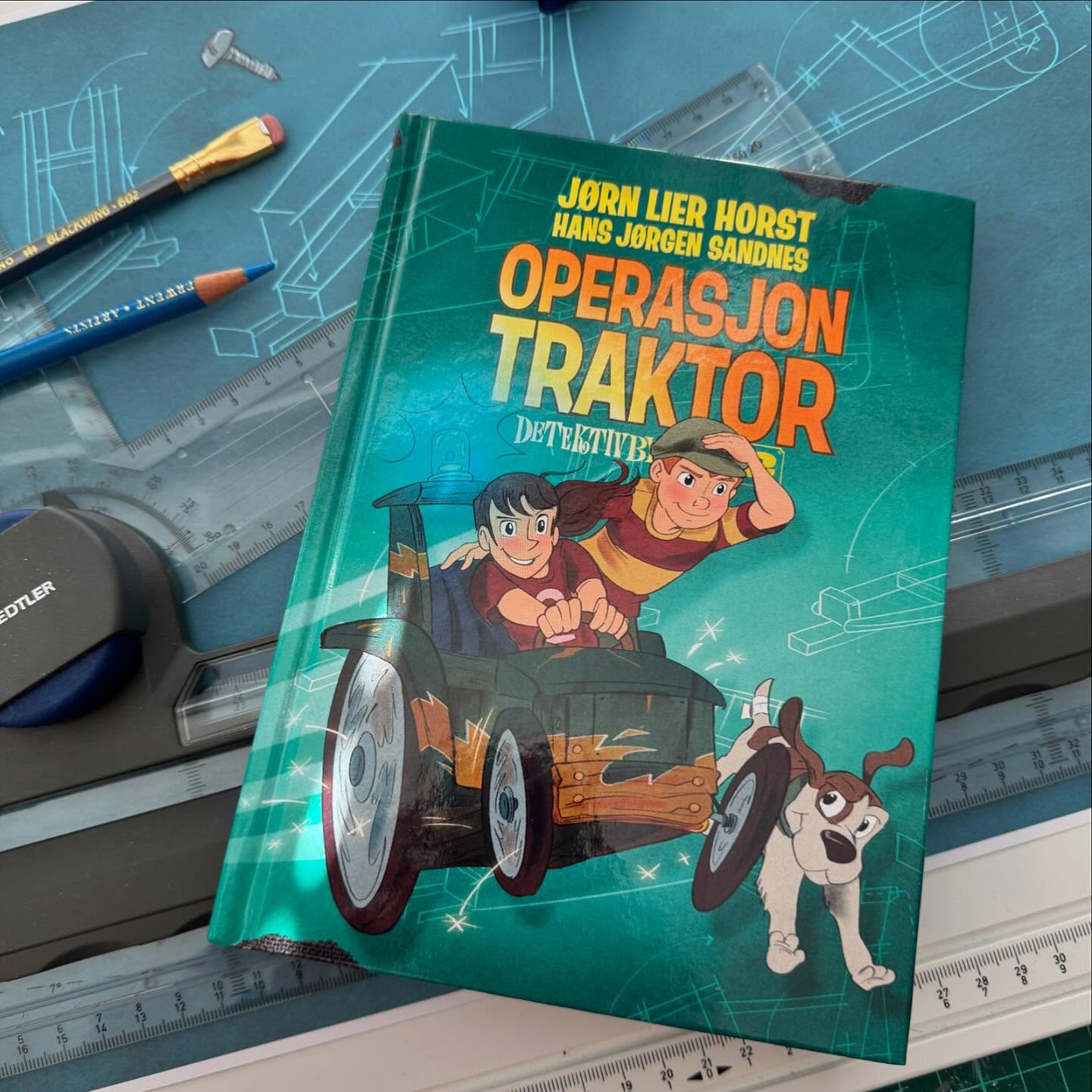 Ny bok i salg nå fra #detektivbyrånr2 📖 Link i bio!
Tiril, Oliver og Åtto har bygget en olabil for å være med i et olabilløp. Under løpet er det noen som stikker av med en traktor. Tyvene har en helt spesiell plan for traktoren, men Detektivbyrå nr. 2 er bokstavelig talt på sporet.
@lierhorst @hansjorgensandnes @bonniernorskforlag #sandnesmedia @annkristinlie #krimforbarn #leselyst #illustration #nybok #bokslukere #leselykke #leseglede #krim #spenningsbøker #barnebøker #bøkerforbarn