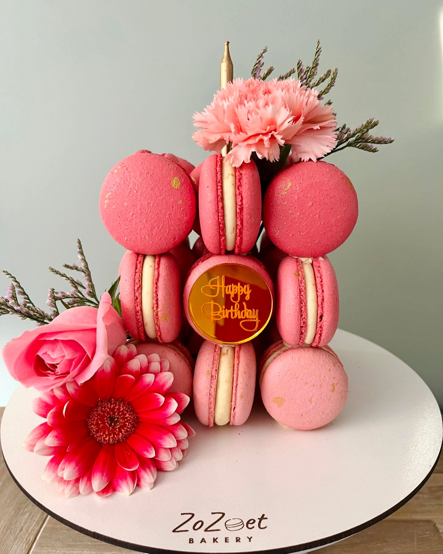 ✨Een grote beslissing✨
Maandag kondigde ik het eindelijk aan: voortaan ga ik me nog meer focussen op ‘everything macaron’. Dat betekent dus vooral dat ik, om meer tijd vrij te maken, geen hoge taarten (themataarten) meer zal maken.
Een beslissing waar ik al heel lang over aan het twijfelen ben, maar ik ben zo blij dat ik nu eindelijk de knoop doorgehakt heb. Ik had wat schrik voor de reacties, maar iedereen was zo positief! Jullie zijn echt de allerliefste 🩷
Benieuwd naar mijn vernieuwde aanbod? Neem dan zeker een kijkje op www.zozoet.be ✨
#macaroncube #macaronkubus #macaroncake #verjaardagsmacarons #macarontaart #feestmacarons #macarons #macaronlove #macaronsoostende #zozoet #zozoetmacarons #zozoetoostende