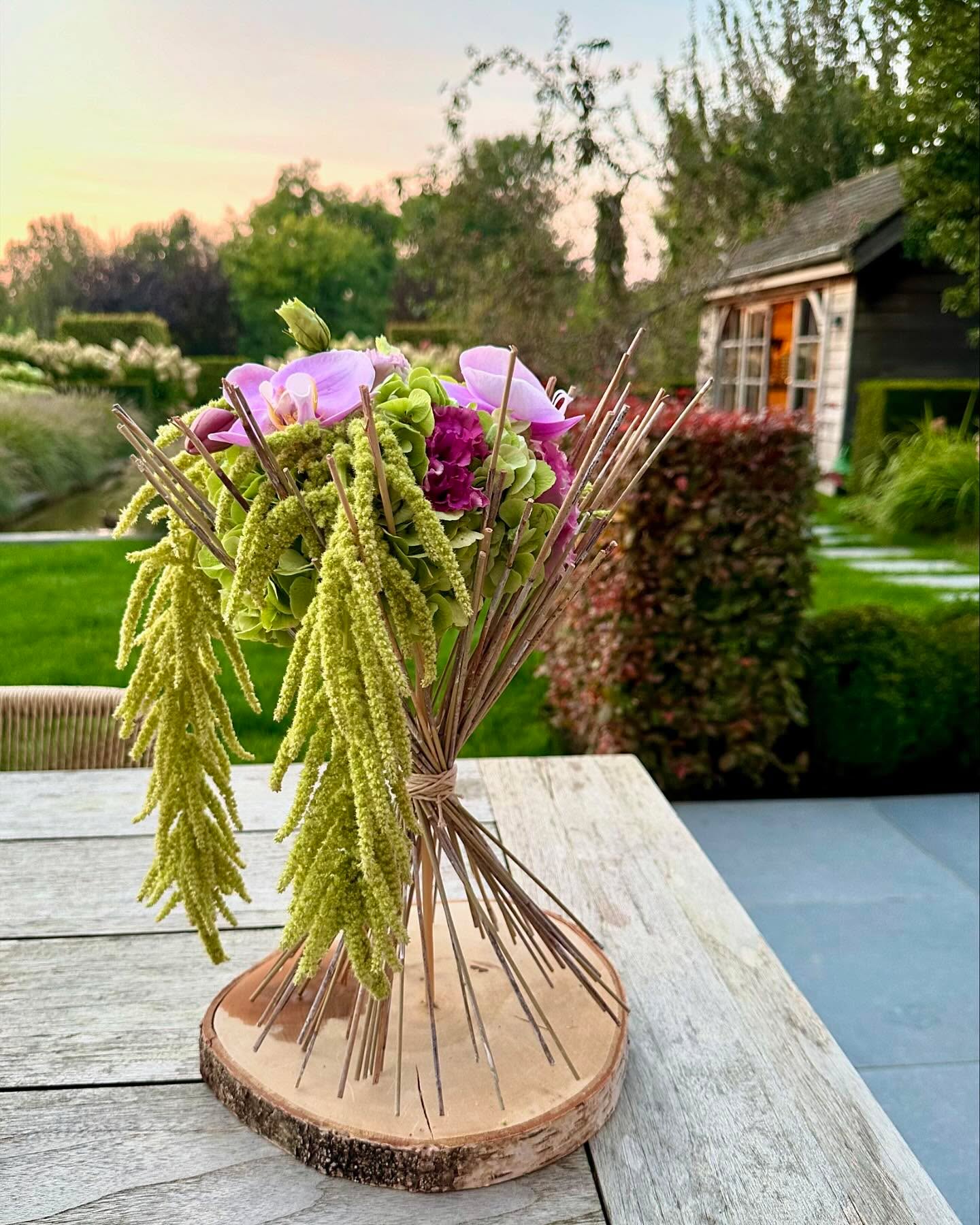 Reprise des ateliers tout en douceur dans un environnement tout nouvellement relooké par @home_addict_decoration 🤩 #fleursaddict #walhain #artfloral #decoration