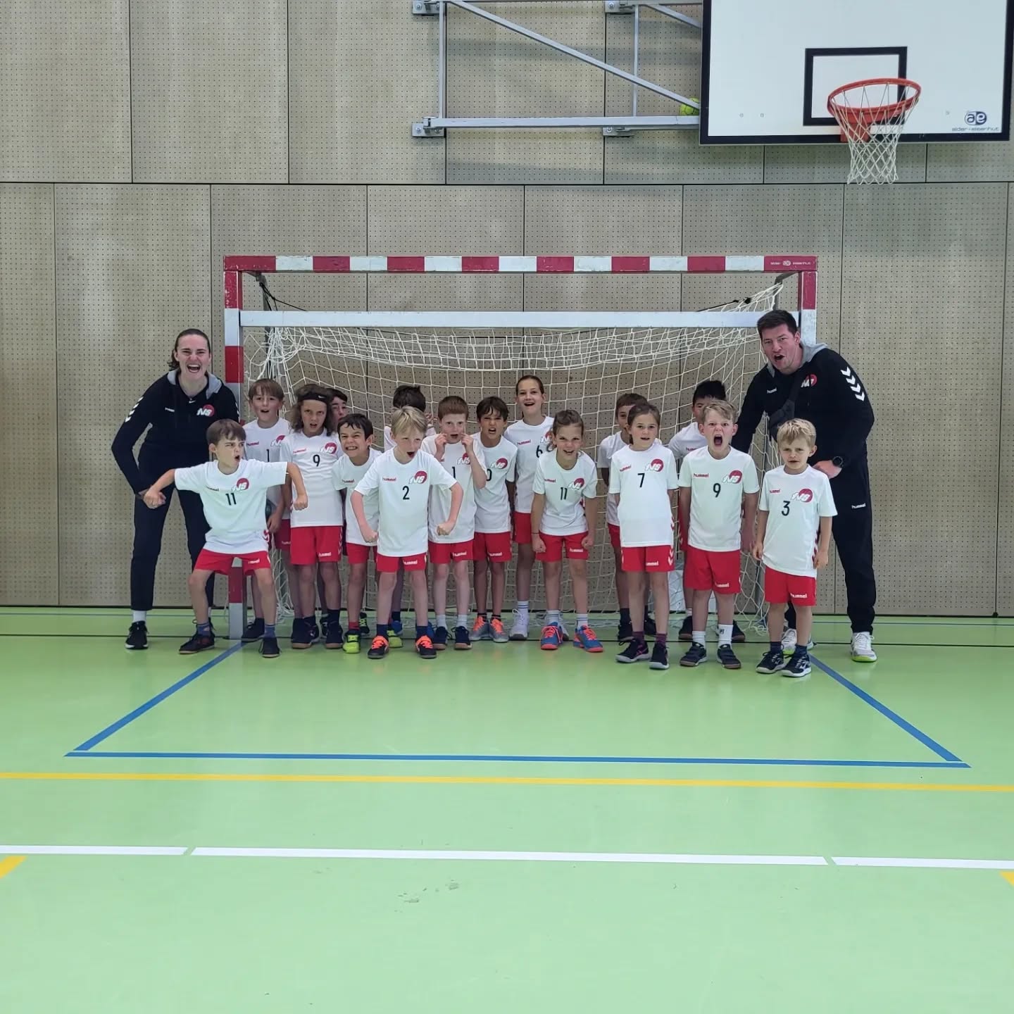 🔥 Erfolgreicher TVS Super-Saturday 🔥
Mit dem ersten Turnier unserer Minis am vergangenen Sonntag in Balsthal sind nun alle Teams des @tvsolothurnhandball in der Saison 24/25 angekommen.
Vor allem im CIS gab es am Samstag für unsere Juniorenteams einiges zu feiern:
🏆 Heimsieg U13:
30:19 vs. SG Handball Oberaargau
🏆 Heimsieg U15:
49:36 vs. SG Handball Oberaargau
🏆 Heimsieg U17 Inter:
34:29 vs. HSG Leimental
🏆 Heimsieg U19:
54:27 vs. Seeland Youngsters
#handball #tvsolothurn #tvsolothurnjunioren