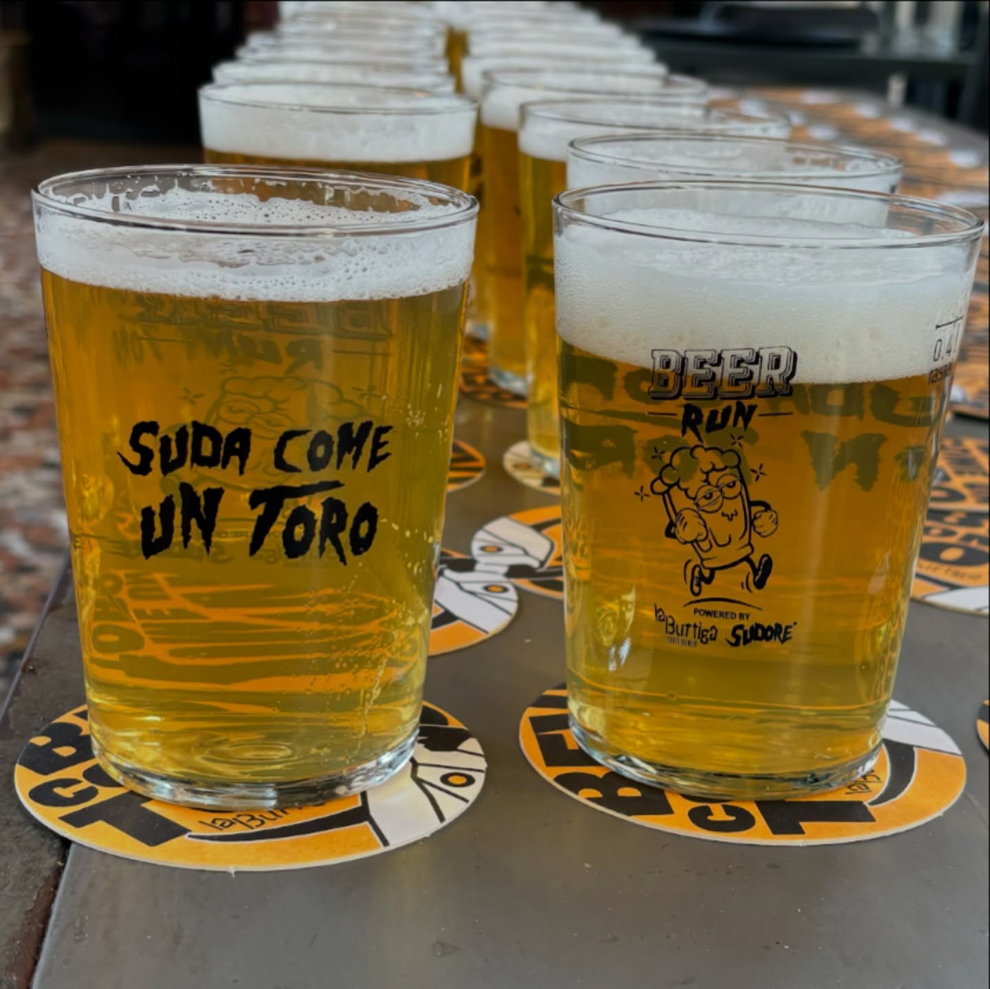 In questi scatti abbiamo i campioni e le campionesse di questa edizione della Beer Run di Piacenza 2024
Helder, nella penultima foto ha vinto il premio ad estrazione senza alcun merito sportivo per il secondo anno di fila, dimostrando grande dedizione e una particolare predisposizione alla botta di culo
#BEERRUN
#SUDACOMEUNTORO