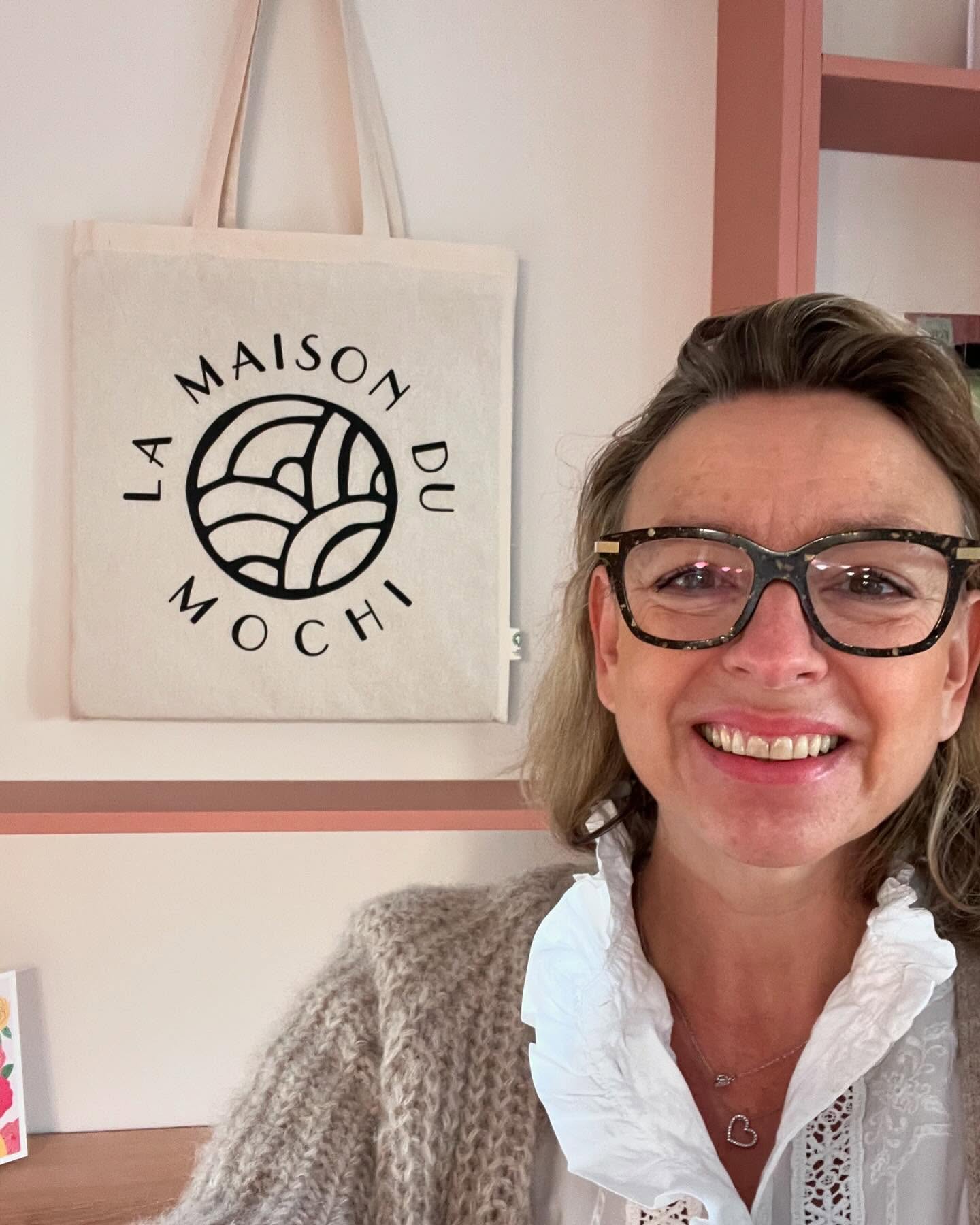 🍡🍡 5 ANS DE DOUCEUR À TOURS ! 🍡🍡
Voilà 5 ans que je vous propose tous les trimestres les fantastiques mochis de La Maison du Mochi, située à quelques kilomètres de Tours, à Saint Martin le Beau.
Ces douceurs japonaises sans lactose, sans gluten et peu sucrées sont douces, moelleuses et gourmandes ; la fondatrice et son équipe ont imaginé des parfums qui ravissent nos papilles occidentales.
Pour découvrir ces petites merveilles, c’est très simple :
Vous m’envoyez un MP avec vos coordonnées,
Je vous envoie la liste des dates de vente ainsi que la composition des coffrets de 8 mochis (certaines parfums sont saisonniers),
Le jour J vous venez récupérer votre coffret à la boutique au tarif unique de 28 € ,
Vous vous régalez bien sûr et vous en parlez autour de vous !
Très heureuse d’avoir pu faire découvrir ces desserts à part à bon nombre d’entre vous !
#tours #toursmaville #tourscity #toursvaldeloire #regioncentrevaldeloire #sortiratours #toursevenements #betjemanandbarton #toursetmoi #tisanebio #sansalcool #thenoir #thevert #herbaltea #sansgluten #sanslactose #teapairing #naturel #bienetre #toursvaldeloiretourisme #myloirevalley #touraineloirevalley #miam #yummy