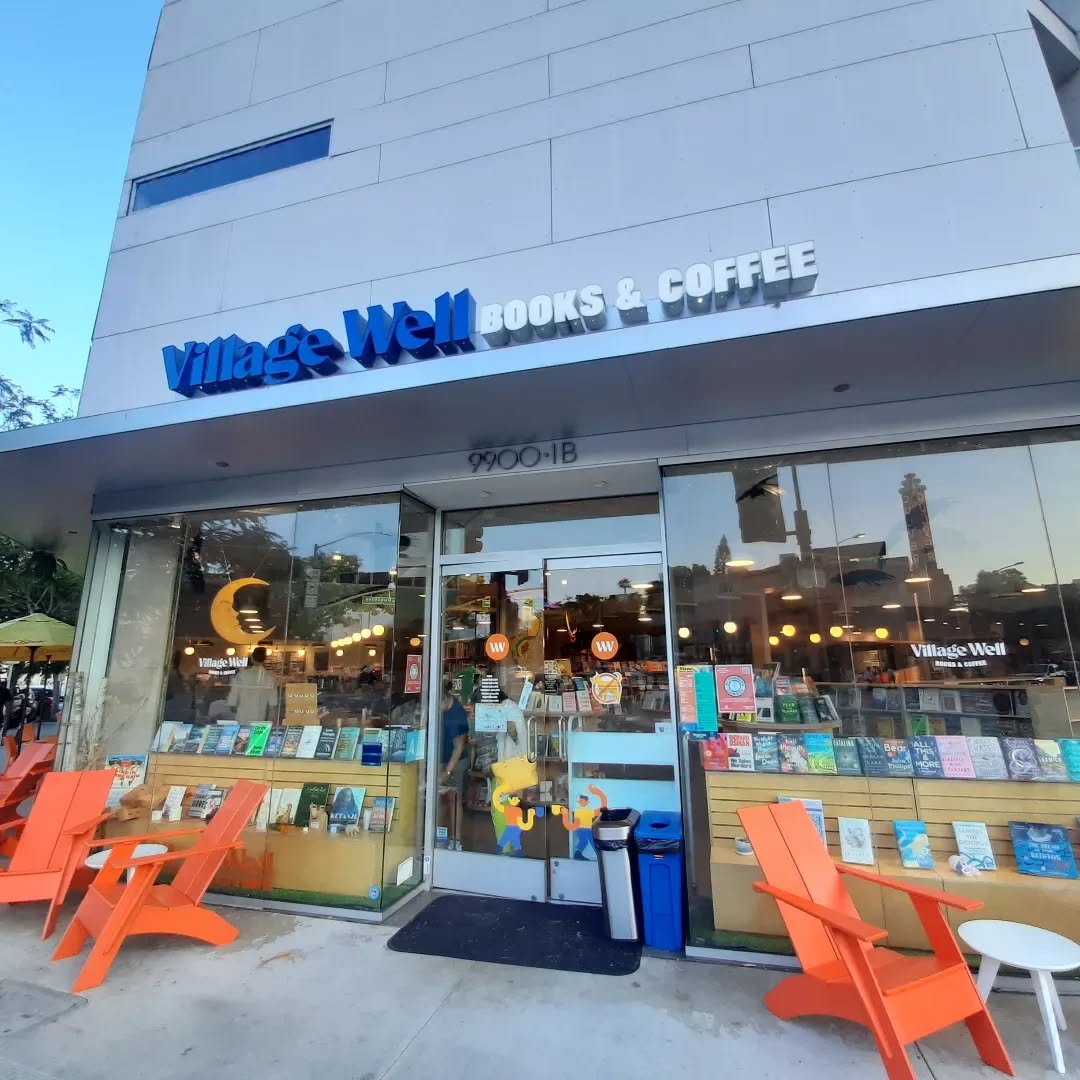 Hola, hola ;)
He andado muy desaparecida, pero hoy quiero compartirles este lugar tan bello.
Estoy de vacaciones en Culver City (California), donde está @villagewellcc, una librería con gran variedad de libros, que incluso está implementando tener más opciones en español (¡bravo!) y ofrece también barra de café y té.
La decoración actual incluye diseño de Halloween, que ya está a la vuelta de la esquina, además de diseños de vitral y un espacio para compartir gustos musicales.
Siempre es un gusto encontrar lugares así en destinos nuevos.
Por cierto, no está de más que me dejen en comentarios lugares de este estilo que me recomienden, ¿quién sabe? Tal vez pueda ir después :)
#SeleneEscritora #escritoresdeinstagram #writersofinstagram #books #libros #libreria #bookstore