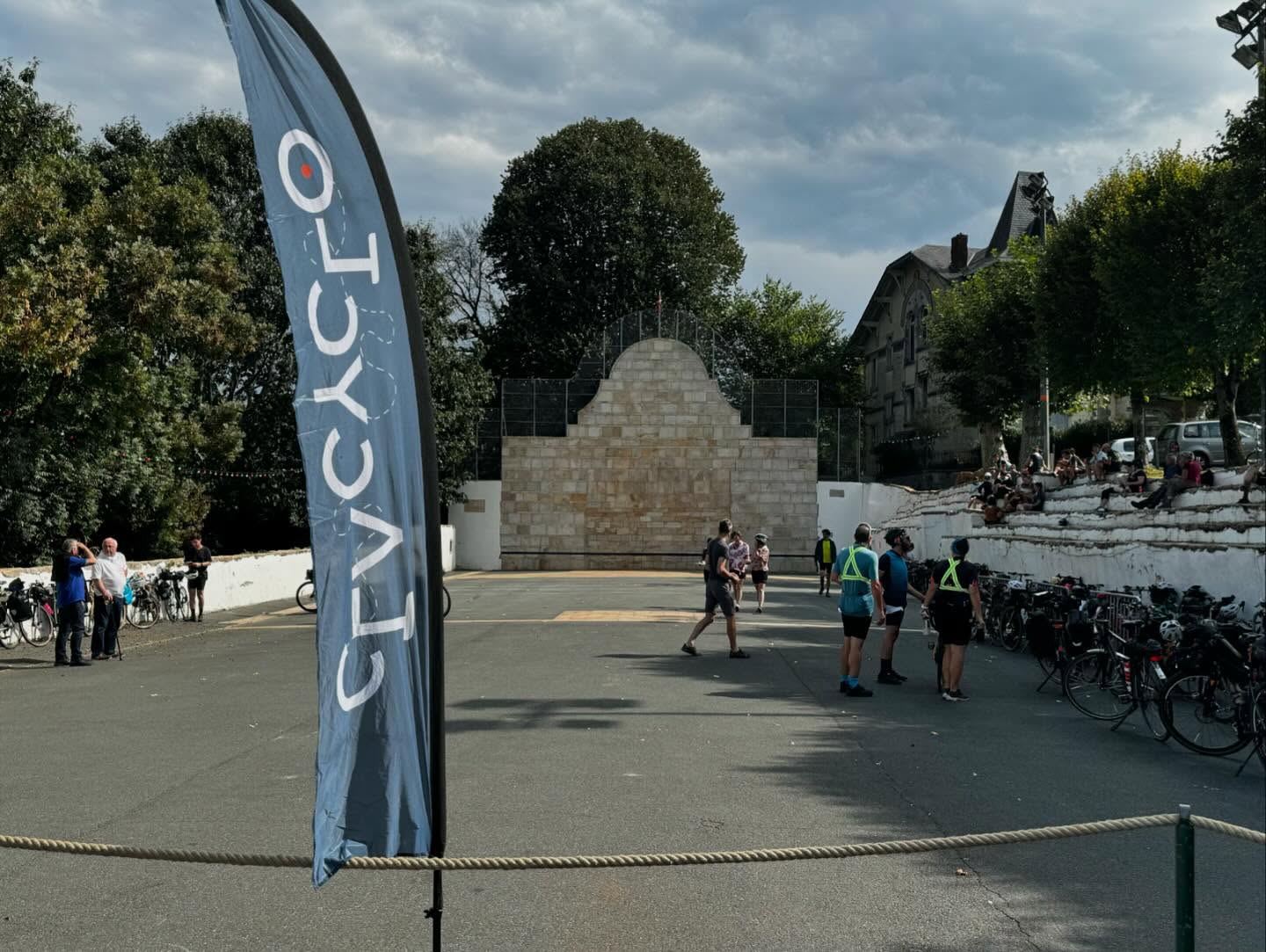 C’était le premier checkpoint de la Clacyclo Basque, au fronton de Sare !!
Après une première demi-journée le long de la côte, direction les terres !
On s’est régalés avec le riz gaxuxa cuisiné par @arkasare !
Et les bières @abarratia_biereautonomebasque et l’ @euskola :)
Merci à la ville de Sare pour leur accueil !
À suivre ! 🤩
#clacyclo #velo #rando #aventure #paysbasque #cyclisme #tourisme #local