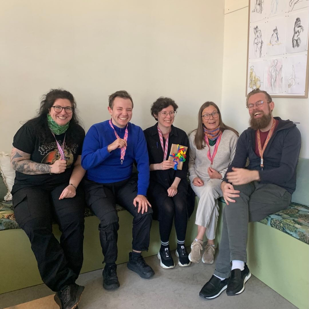 I helgen anordnade Sameföreningen vårt första språkbad i nordsamiska i Göteborg. Tack till vår lärare Tiina Johansen, som kom med roliga spel och övningar och som även lyckades få hela gruppen att förstå hur illativ böjs i nordsamiskan. Det är inte en liten bedrift!
Vi vill också ge ett stort tack till @stoorstalka, som sponsrade oss med lite priser till vårt språkquiz som vi hade på söndagen. Ni får titta på bilden och gissa vem som vann 😉
Även stort tack till Studieförbundet Vuxenskolan Göteborg, vars lokaler vi fick låna.
Vi hoppas kunna anordna fler språkbad framöver, så om det är någon som läser detta som är intresserad så håll utkik i våra kanaler 🤩