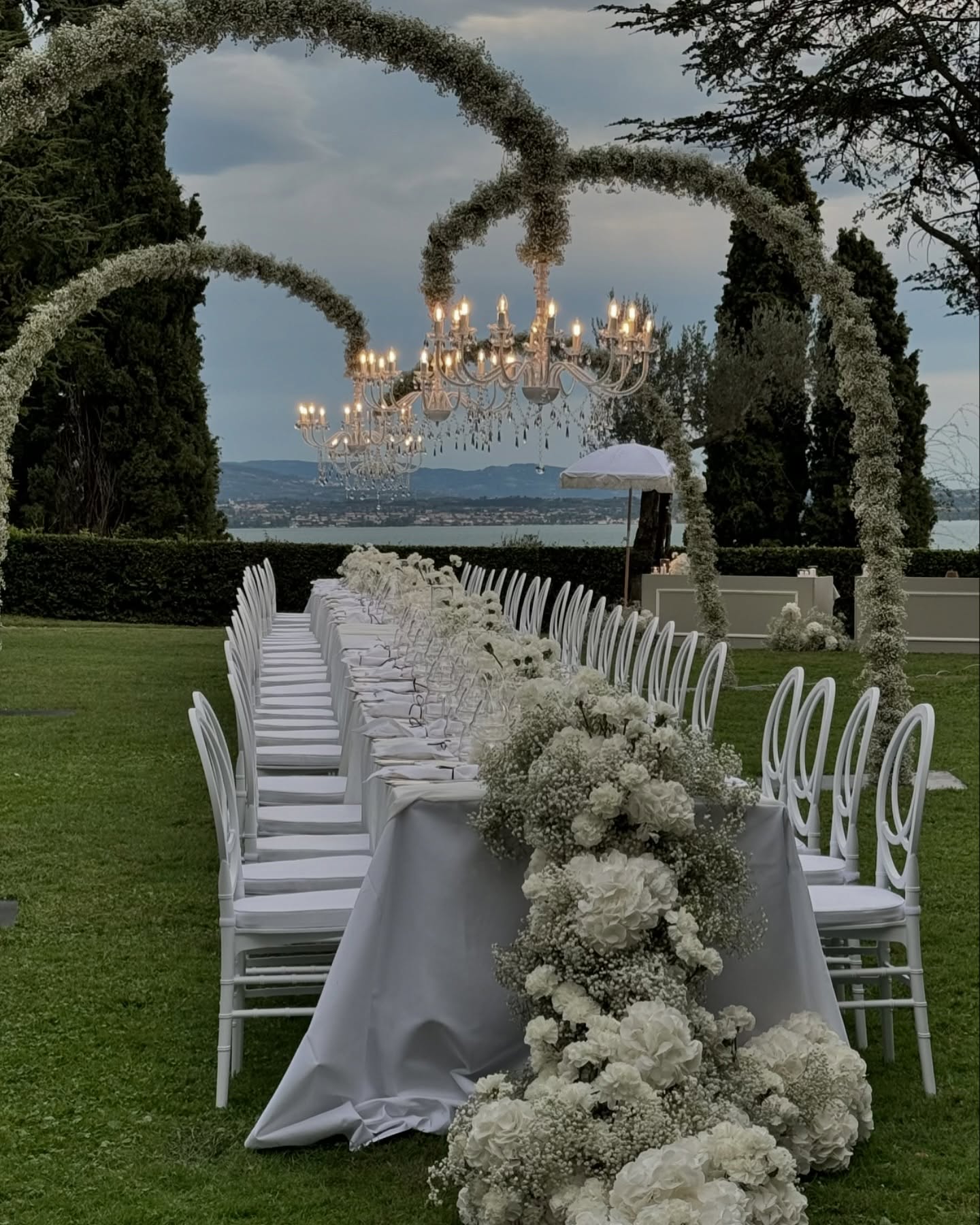 GEWINNSPIEL 🤍🤍🤍
Nicht nur, dass ich so sehr glücklich bin eine solche Traumhochzeit blumig gestaltet haben zu dürfen, sondern ich möchte Euch für unser FESTIVAL
2X2 VIP Bändchen schenken 🤍🤍🤍🤍
Bitte schreibt gerne was unter meinen Post und verlinkt Eure Begleitpersonen (die Blume Exclusiv auch folgt) damit Ihr ZUSAMMEN im Lostopf landet 🤍
Freu mich ganz doll auf Euch 🤍
#gewinnspiel
#florist
#festival
#20jubiläum