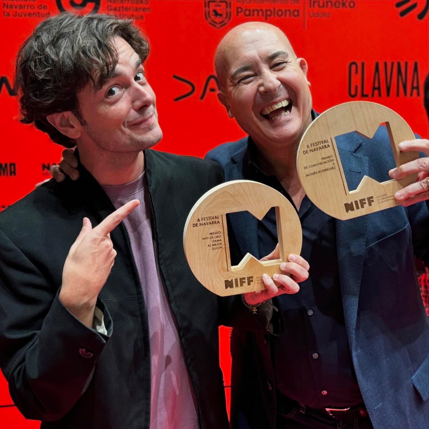 Anoche triple alegria!
🏆 NIFF de oro DAMA a Mejor Guión por @regresoalarmario en el Navarra International Film Festival! 1) junto al Premio de Comunicación @moisesrodrigueztve
2y3)🏆 GRAN PREMIO DEL JURADO y MEJOR PELÍCULA para @amorentodalacara en el International Cinephone Film Festival de Barcelona. Enhorabuena equipo! 🤩 Gracias al jurado del @navarrafestival , a la Asociacion de Derechos de Autor de Medios Audiovisuales @damautor y al jurado de @cinephone_fest
@skyshowtimees presenta una producción de @lyomedia @theaurora_project @amorentodalacara AIE en colaboración con @creasgr @filmika.pro
“AMOR EN TODA LA CARA”
@geraldbfillmore @vanessabenavente_ #titovalverde @williammilleractor @melagreenh @ofcourseitscarlos @rebelheartmedicine @lpatalano @rafasigler @juliaveraandrews @mikakubo @amylyndon @jasonowsley @taniamwatson @nansinsue
Música @soymarceandino Montaje @oscar_morillas Diseño de Producción @markoskeyto Fotografía @nicoraggi
Productores asociados MARKOS KEYTO JULIA VERA Producción Ejecutiva JORGE ALONSO VICTOR CORRALES GERALD FILLMORE HORACIO ALCALÁ ANDRÉS SÁNCHEZ
Escrita y Dirigida por GERALD FILLMORE
REGRESO AL ARMARIO
Una producción de Film More Entertainment LLC & @cosmosfan_com
Con @geraldbfillmore @carocappiello
Música @soymarceandino
Director de Fotografía @juliogares
Diseño de Producción @markoskeyto
Escrito y Dirigido por Gerald Fillmore
Producido por @josefluzo y Gerald Fillmore
Producción Ejecutiva: Gerald Fillmore, José Ángel Delgado, Julio García Escames, Caro Cappiello
Distribución @selectedfilmsdistribution