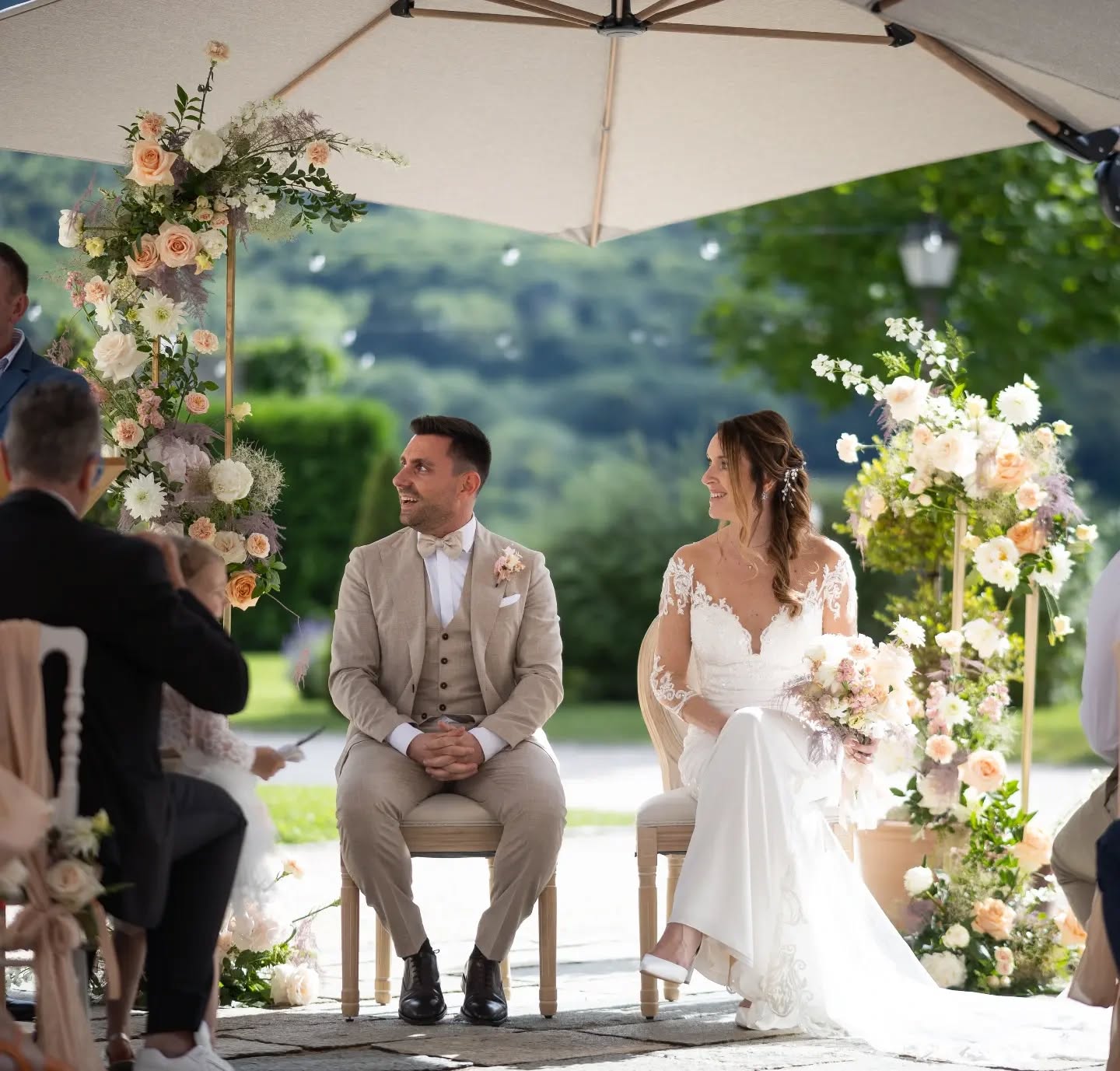 Ce mois de juin 2024 aura définitivement joué avec nos nerfs.....
De la fraîcheur en voulez-vous en voilà, des averses 🌦️à l'approche des vins d'honneur de puis de nouveau une éclaircie et la chaleur d.un beau soleil de printemps ☀️.
Un vrai casse-tête quand on jongle entre les éventuelles mises en place de plans B et le souhait de nos mariés de conserver au maximum l'authenticité de leur projet.
Cette situation nous aura fait joué aux chaises musicales 🎵pour la cérémonie de nos magnifiques mariés @zabizabo et @max_duffaud.
Mais vous savez quoi??
ON L'A FAIT!
OUI OUI la cérémonie à bien eu lieu en plein air dans le magnifique jardin du @chateaudefaverges ..
Art floral si beau et poétique @latulipenoire.artfloral
Magnifiques clichés signés @remiportier_photographie
#weddingceremony #weddingreception #weddingdetails #weddingcoupleshoot #weddingfashion #weddingmoments #weddingideas #weddingplanning #ceremonydecor #weddingdecor #weddingday #weddinginspo #weddingstyle #weddingvenue #weddinginspiration #weddingplanner #weddingphotography #weddingphoto #weddingphotographer #bridalphotographer #weddingceremonydecor #weddingdesign #weddingflowers #engagmentphotography