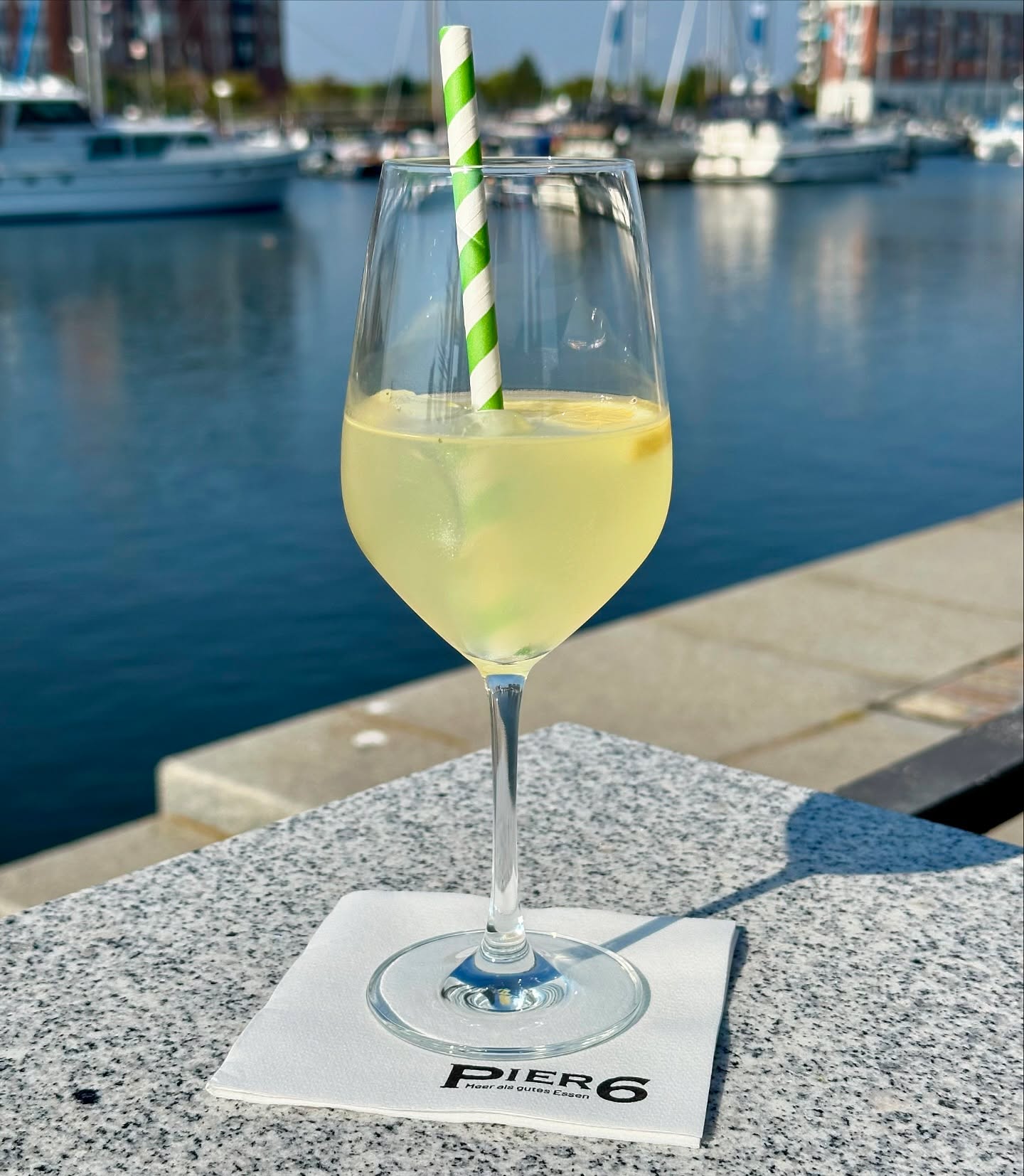 Wir sind bereit für einen goldenen Oktober, mit unserem Neuzugang auf der Aperitifkarte:
Limoncello Spritz
Fruchtig frischer Limoncello mit prickelndem Secco, perfekt zur Mittagspause, vor dem Essen oder als fruchtiger Abschluss
#restaurant #pier6 #goodfood #aperitif #limoncello