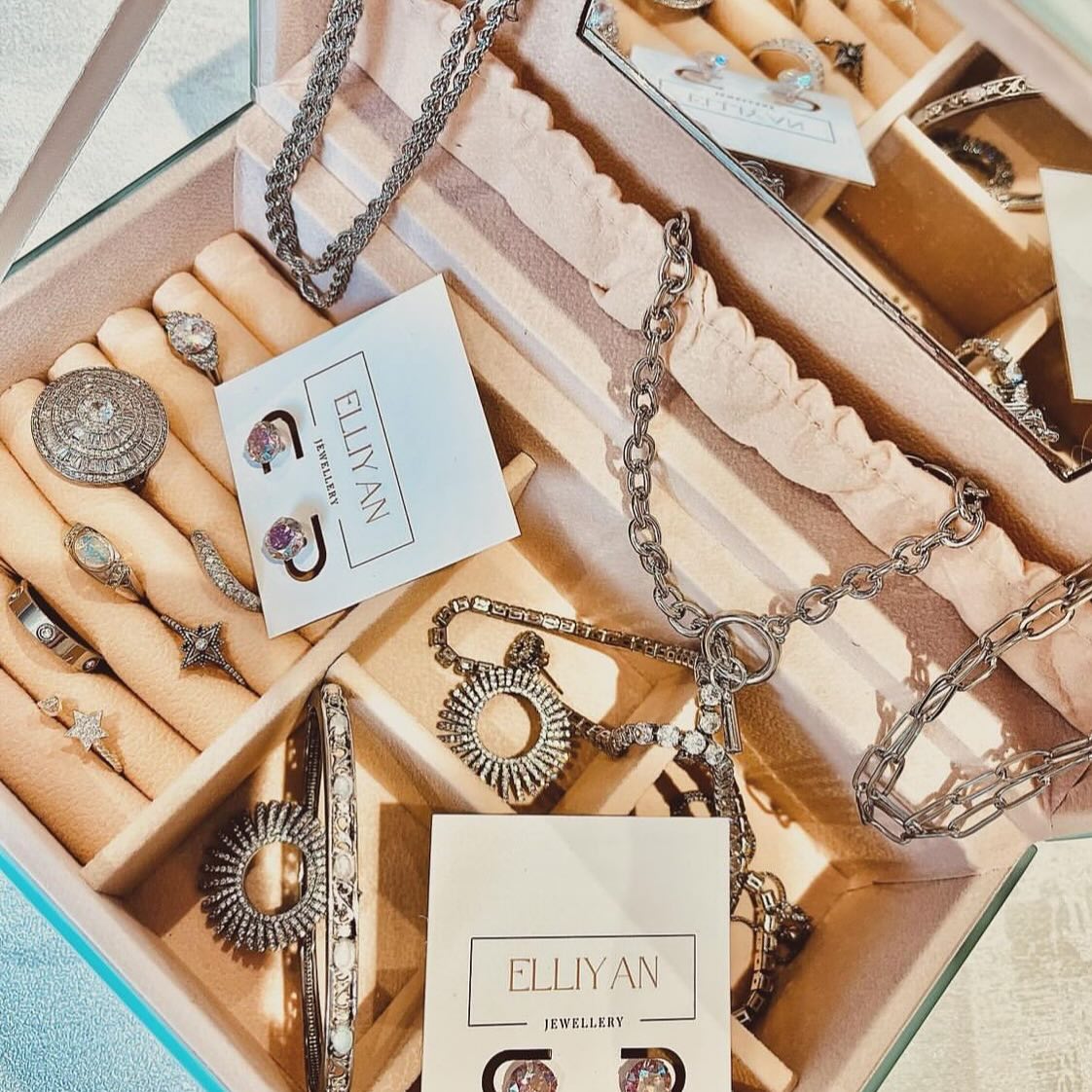 In love with silver jewellery 🤍 & under £35 😀
@elliyanjewellery
.
.
.
#jewellerybox #jewellery #sale #silver #stainless #elliyanjewellery #uk #sale #opal #ring #opalring #pearls #gems #gifts