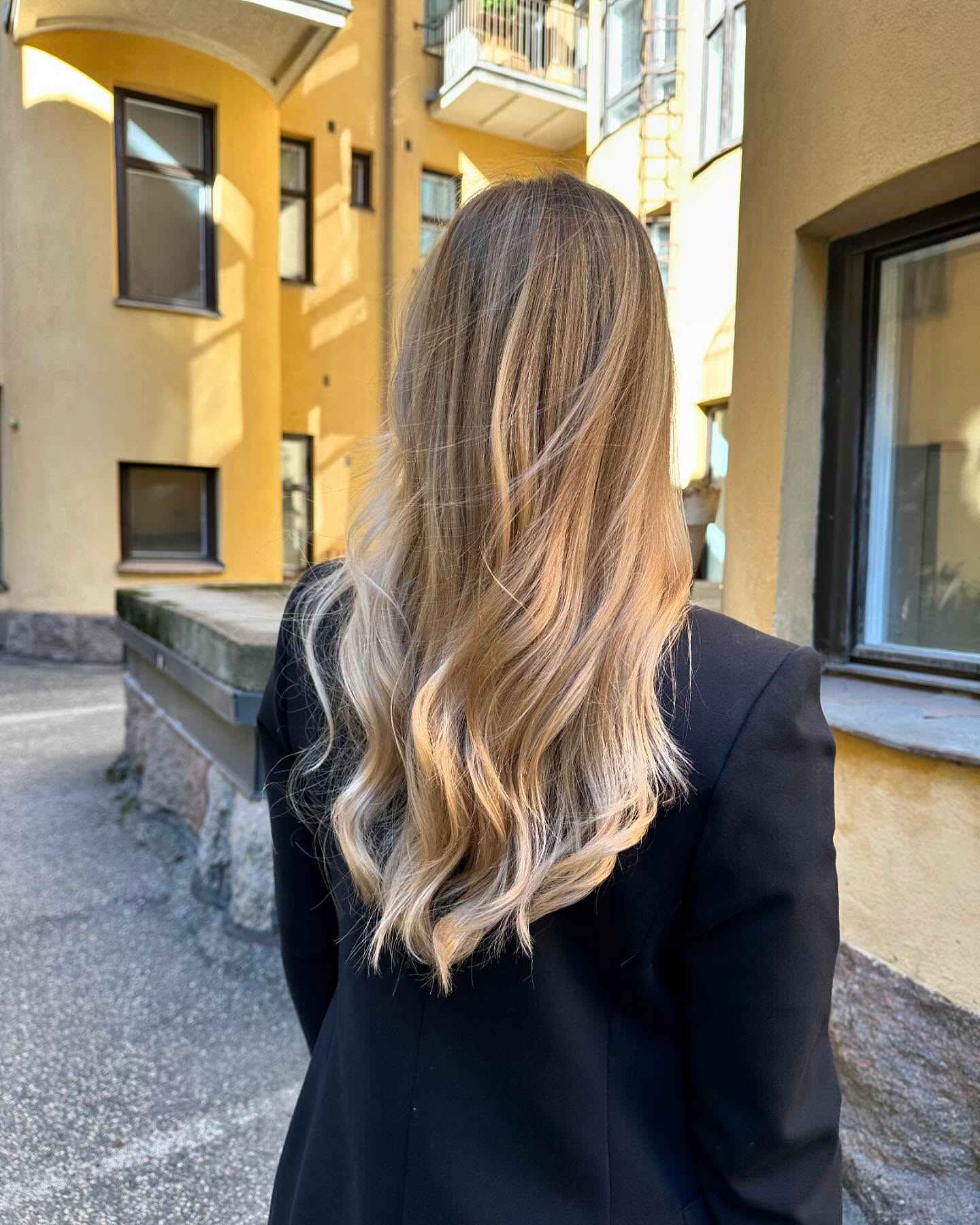 Syksy on täällä🍂
@xeniasday hiukset ovat olleet jo yli kymmenen vuotta @noorabow käsissä! Kaikenlaista on kokeiltu hyvin tumman ruskeasta platinablondiin, nyt jo hetken aikaa on kantavana ajatuksena ollut oman sävyn hyödyntäminen ja luonnollisuus.
#kampaamohelsinki#bowhelsinki