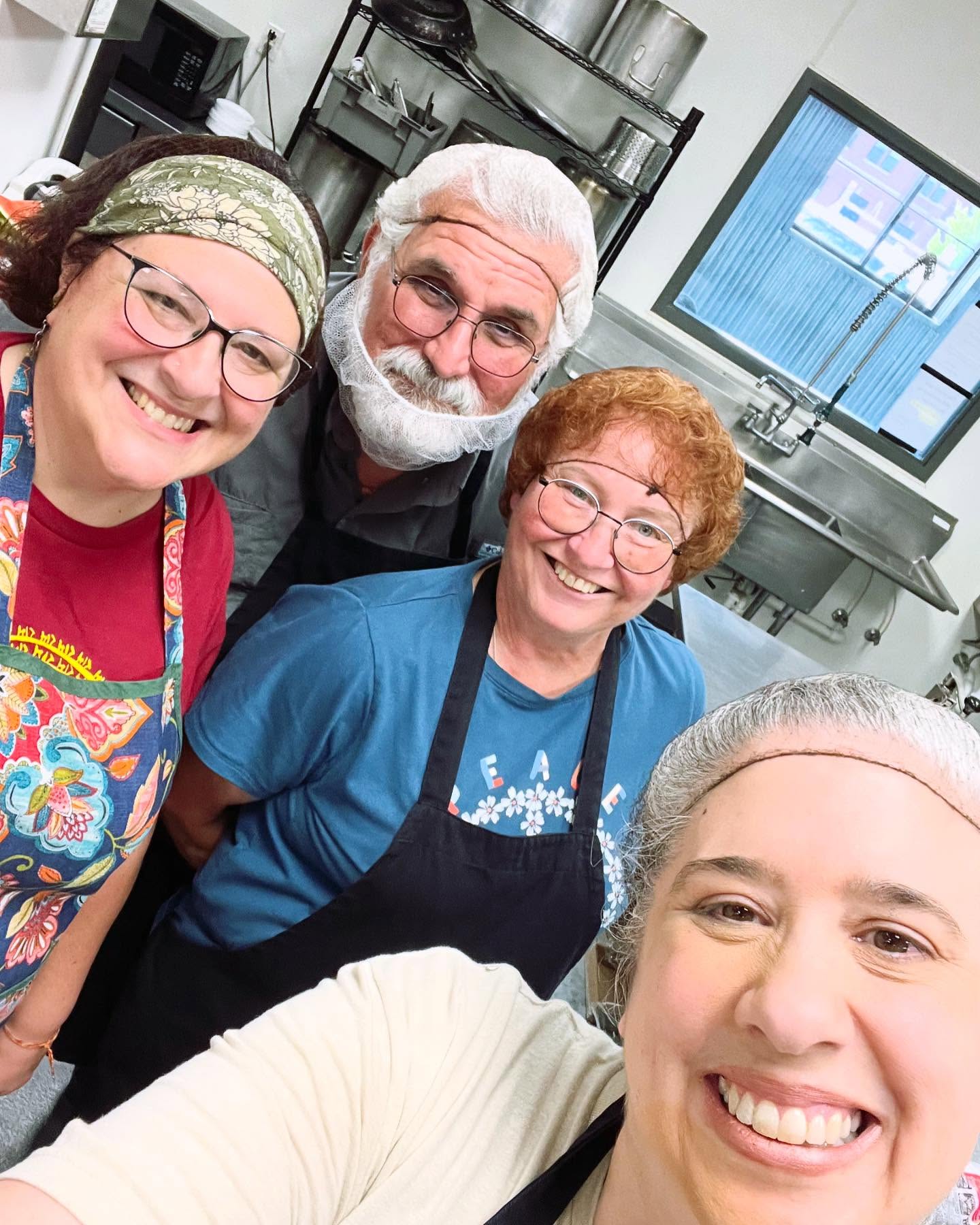 And that’s a wrap on September’s Dinner @thehopesb SPECIAL THANKS to meal creators and servers @melissa.bozzuto @cathykonecny and Paul @rmbozzuto. And to those who contributed to the meal @good73mg92 @naterzpotaterz and Pam Bozzuto ♥️🙏🏻🤩. LOVE the photo of @melissa.bozzuto with Hope Kitchen Manager, Lynn. We have so much gratitude to all our supporters who continue to donate to help our mission to FEED EVERYONE! Next meal at Hope in South Bend, IN is Saturday, Oct 19.
#feed #feedthehungry #feedeveryone #loveeveryone #serveeveryone #love #connect #serve #heal #feedthehungry #lovethyneighbor