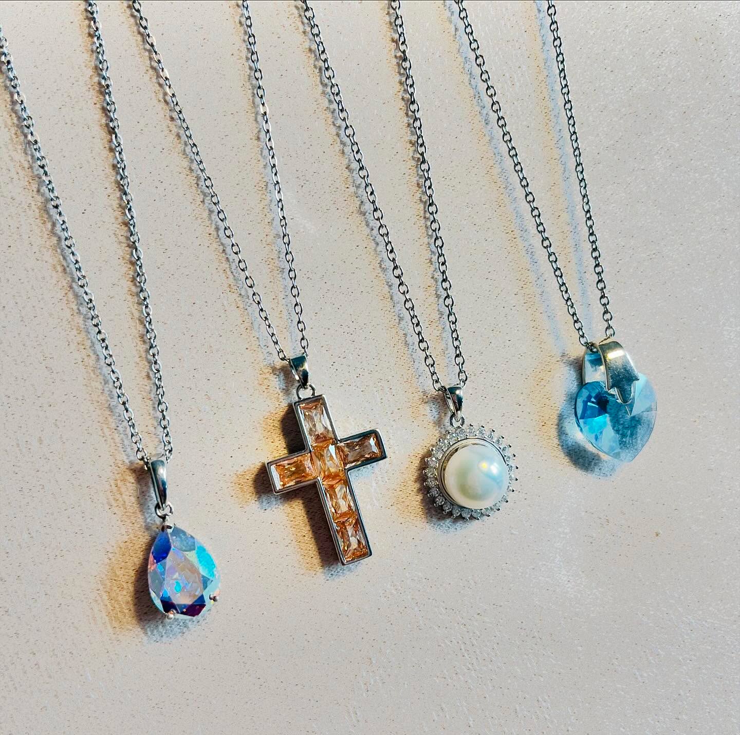 💫 Eeny Meeny Miney Mo 💫
Sterling silver, Crystal, pearls and under £35 !!!
#sterling #elliyanjewellery #jewellery #gift #bargain #uksale #sale #elliyan #stainless #silver #pearl #gems #deals