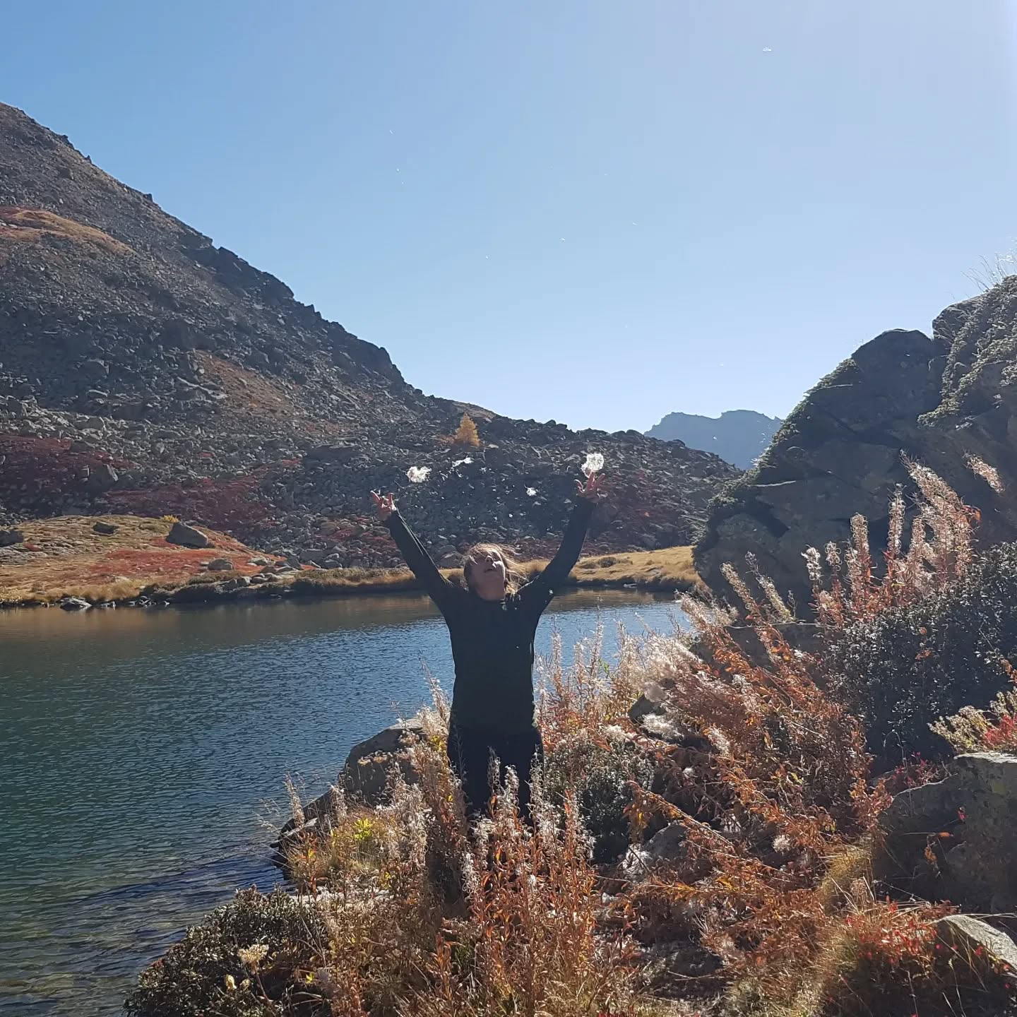 Loslaten is minder vrezen, en meer beminnen ♥
Dit gedicht van Nelson Mandela illustreert mooi hoe wij als begeleiders op de Passagetochten de deelnemers ondersteunen in hun groeiproces.
"Om los te laten is liefde nodig.
Loslaten betekent niet dat ’t me niet meer uitmaakt.
Het betekent dat ik het niet voor iemand anders kan oplossen of doen.
Loslaten betekent niet dat ik ‘m smeer.
Het is het besef dat ik de ander ruimte geef.
Loslaten is niet het onmogelijk maken,
maar het toestaan om te leren van menselijke consequenties.
Loslaten is machteloosheid toegeven,
hetgeen betekent dat ik het resultaat niet in handen heb.
Loslaten is niet proberen om een ander te veranderen of de schuld te geven, je kunt alleen jezelf veranderen.
Loslaten is niet zorgen voor, maar geven om.
Loslaten is niet oordelen,
maar de ander toestaan mens te zijn.
Loslaten is niet in het middelpunt staan en alles beheersen,
maar het anderen mogelijk maken hun eigen lot te bepalen.
Loslaten is niet anderen tegen zichzelf beschermen,
het is de ander toestaan de werkelijkheid onder ogen te zien.
Loslaten is niet ontkennen, maar accepteren.
Loslaten is niet alles naar mijn hand zetten,
maar elke dag nemen zoals het komt en er mezelf gelukkig mee prijzen.
Loslaten is niet anderen bekritiseren of reguleren,
maar te worden wat ik droom te kunnen zijn.
Loslaten is niet spijt hebben van het verleden,
maar groeien en leven voor de toekomst.
Loslaten is minder vrezen,
en meer beminnen."
Veel liefs,
Karlien
📸 throwback naar Passagetocht oktober '23
Benieuwd? www.passagetochten.fr
#loslaten #nelsonmandela #passagetochten #throwback #groepsproces #psycholoog #outdoortherapie #groeiproces #ontwikkeling