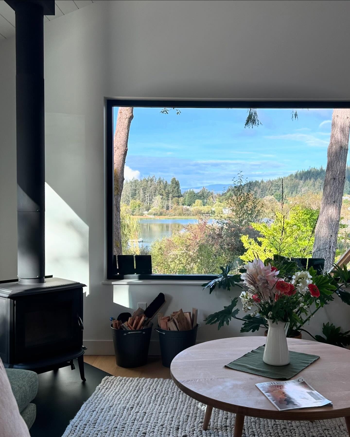 A perfect weekend away with some beautiful pals 🌲✨🤍 @suffolkroadcabins is a dream ☁️ #saltspringisland #cabinlove #saintmarylake #nordicdesign