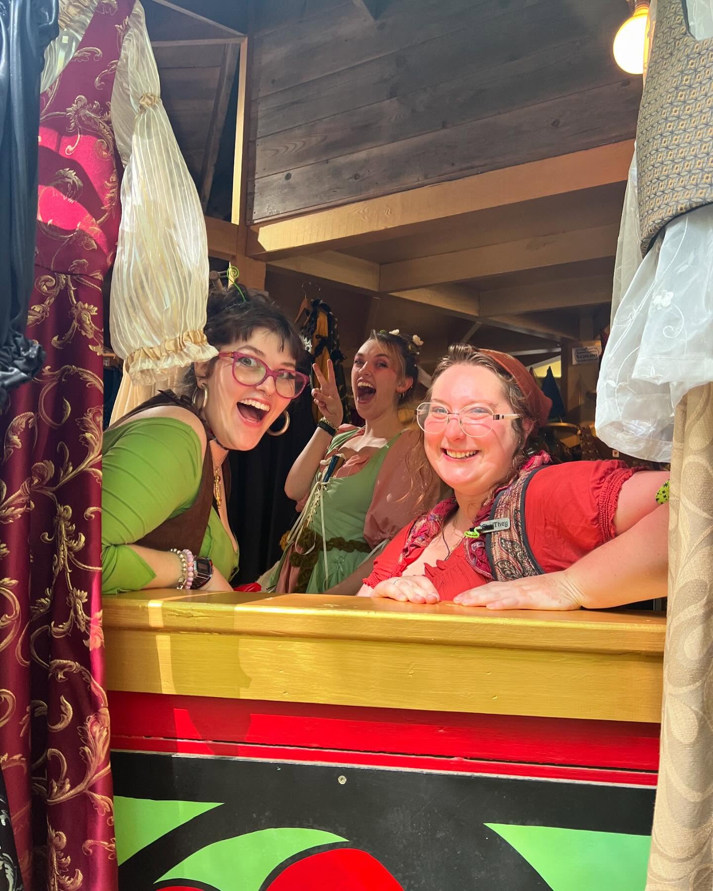 Just some pics from weekend 6!
#mdrf #mdrennfest #marylandrenaissancefestival #renaissance #renaissancefestival #qheart3 #garb #renaissancecostume #costumeshop #dressforthyself #everyonecanbeaprincess