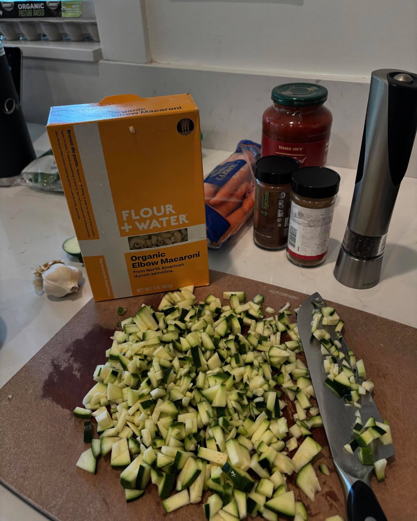 Nothing like a slow Sunday supporting a client 🍝
@annieprupas cheffing up boxed @flourandwaterpastashop for the kids 😋