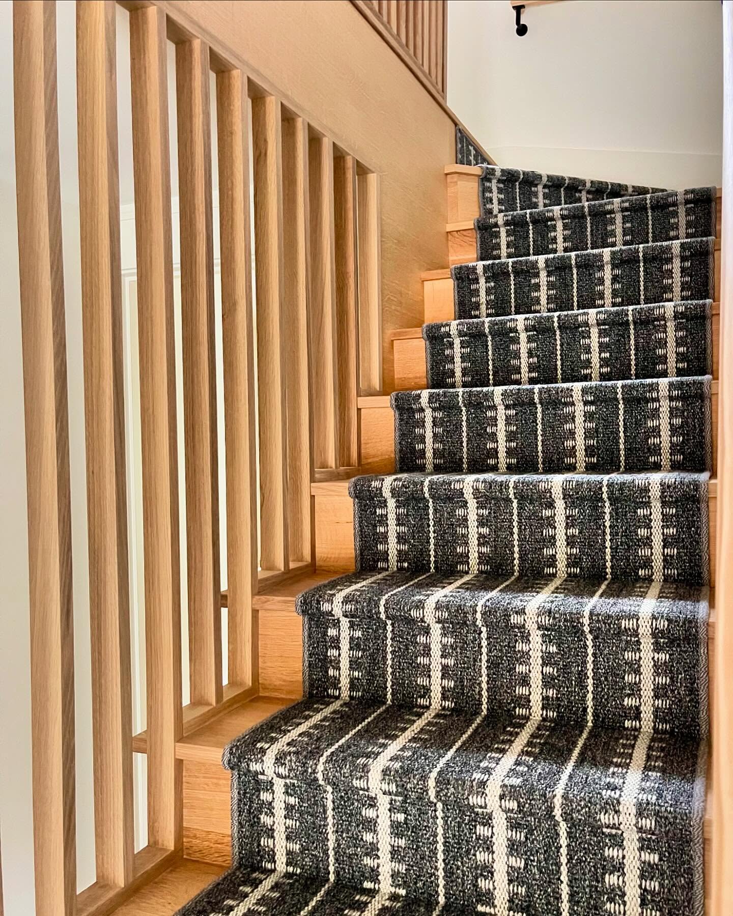 Teamwork makes the dream work. Thank you @parkercarpet for the beautiful runner install!
#marthasvineyardlife #stairdesign #interiordesign #residentialdesign #interiorarchitecture #marthasvineyard #interiors @stantoncarpet @kentvanhollebekeconstruction @lmtdesign