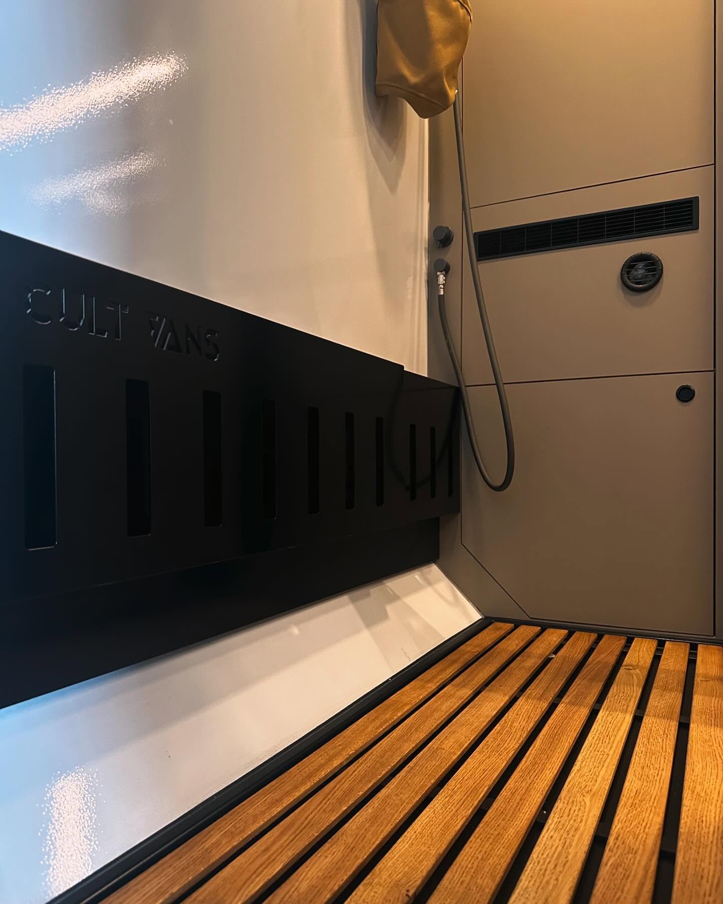 Dieses Raumkonzept für die Absetzkabine von @busandmore verspricht viel!
Die Dusche im Eingang wird gleichzeitig als Schmutzschleuse genutzt.🚿 Mit dem gezogenen Duschrollo kannst du gemütlich in der Kabine verweilen, während deine Keider und Schuhe in der Nasszelle trocknen. Natürlich reicht auch das Wasser mit Boiler für eine kurze Dusche. Auf der Dinette ein Buch lesen, dabei einen Tee geniessen? Jedenfalls perfekt zu dieser Jahreszeit.🍁🍂
Erholen kannst du dich im grossen ausziehbaren Bett. (1.70 x 2.00 Meter)
Diverse Schubladen, Fächer und Klappen ermöglichen viel Platz für dein Hab und Gut.
Die bewusste Materialauswahl vom Kunden und die hohe qualitative Verarbeitung von Cultvans haben wieder ein einzigartig schönes Projekt geschaffen.
Vielen dank!😃
#pickup #camper #vw #amarok #handmade #swissmade #conversion #adventure #lifestyle #vanlife