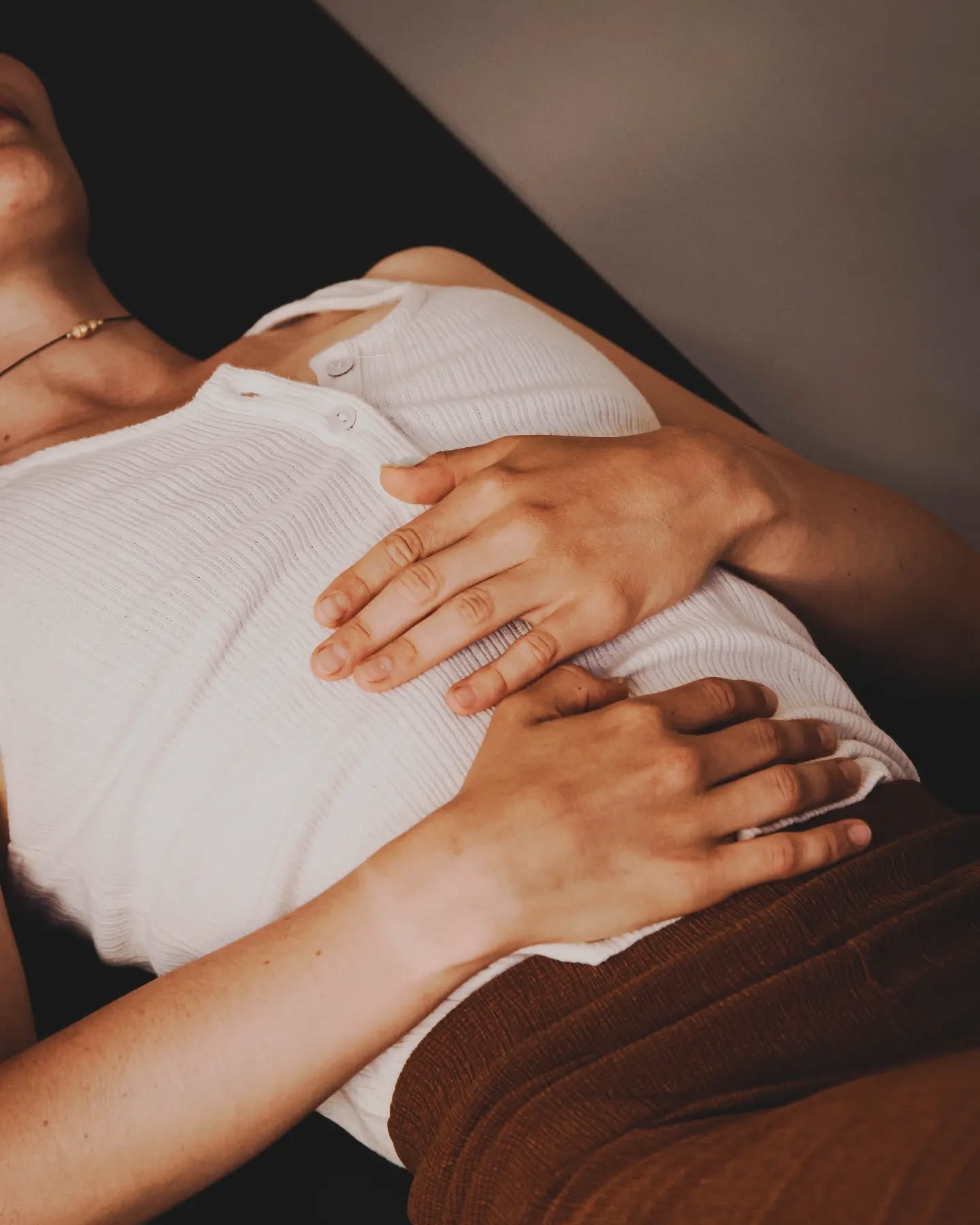 EST CE QUE TU RESPIRES VRAIMENT ?
•
Regardes ces red flag, comptes ceux qui t'accompagne au quotidien :
🚩 Une respiration saccadée voir un essoufflement hors de l'effort ?
🚩Ressens tu une fatigue chronique ? Qui duuure
🚩Des tensions musculaires ?
🚩 Un déséquilibre digestif ?
🚩 Des dérèglement hormonaux ?
🚩 Des pensées allant du coq à l'âne ?
•
Je ne présenterai pas le Breathwork comme un remède miracle, vous me connaissez, je déteste ces injonctions au bien-être.
•
Si je vous parle du Breathwork c'est pour vous dire combien cette pratique a été transformatrice au quotidien.
Elle m'invite à considérer le temps autrement, à trouver de l'espace à l'intérieur, un endroit sécure où la vie et les émotions peuvent se vivre.
A travers le souffle, j'ai redécouvert une tenue du corps, du confort dans l'effort, des postures plus fortes.
•
Si tu as la curiosité de découvrir les techniques associées au Breathwork, elles sont aussi nombreuses qu'il y a de pratiquant car chaque respiration est unique.
💨 LE DIMANCHE 6 OCTOBRE, à Yoga Baiona, je propose un atelier Breathwork & mouvement tous niveaux (lien dans la bio) pour explorer les bienfaits de renouer avec son souffle.
A vite 🫶🏼
@estellechouquaisphotographie
#respirationconsciente #Breathwork #stress #anxiété #fatiguechronique #oxygénation #relaxation #systèmenerveux #tensionmusculaire #énergievitale #bienetre #techniquesderespiration #apaisement #émotions #tensionsemotionnelles #respirationprofonde #méditation #gestiondustress