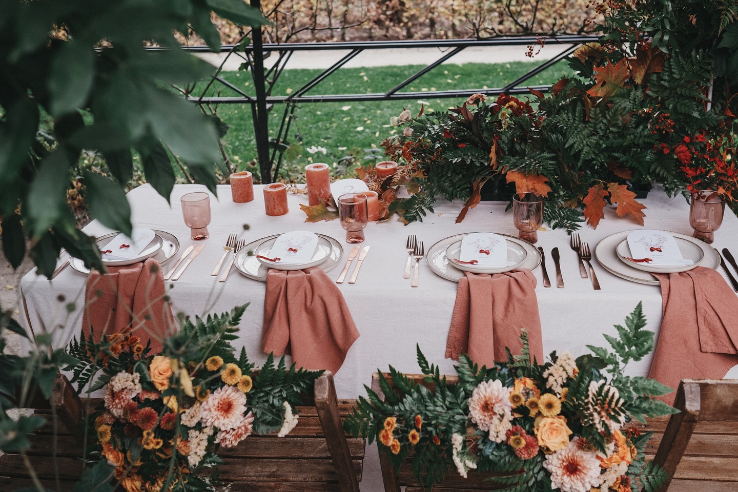 AUTUMN VIBES 🍁🍂
My favorite season of the year!
Warm atmosphere, romantic vibes and coziness everywhere.
An autumn wedding is so beautiful! Flowers, table settings and any kind of decoration in those warm colors just have something special.
It’s my favorite season of the year and I’m getting more and more weddings during that season, love it!
When would you preferably get married?
Organisatie bootcamp:
@portfoliobootcamp
@best_day_ever_events
@@madame_poppy_
Styling & flowers: @best_day_ever_events in collaboration with:
@weddings_by_miriam
@planningbynicki
@save.the.date.weddings
@myrthejolieo
Muah: @bruidenbeautynederland
hair accessories @bruidenbeautyshop.nl
weddingcake: @cheffis_pastries
weddingstationery: @leintjesnl
Couple: @roosgoodlife & kris
suit @ranya.la.rose
Venue: @trouwenintuindelageoorsprong