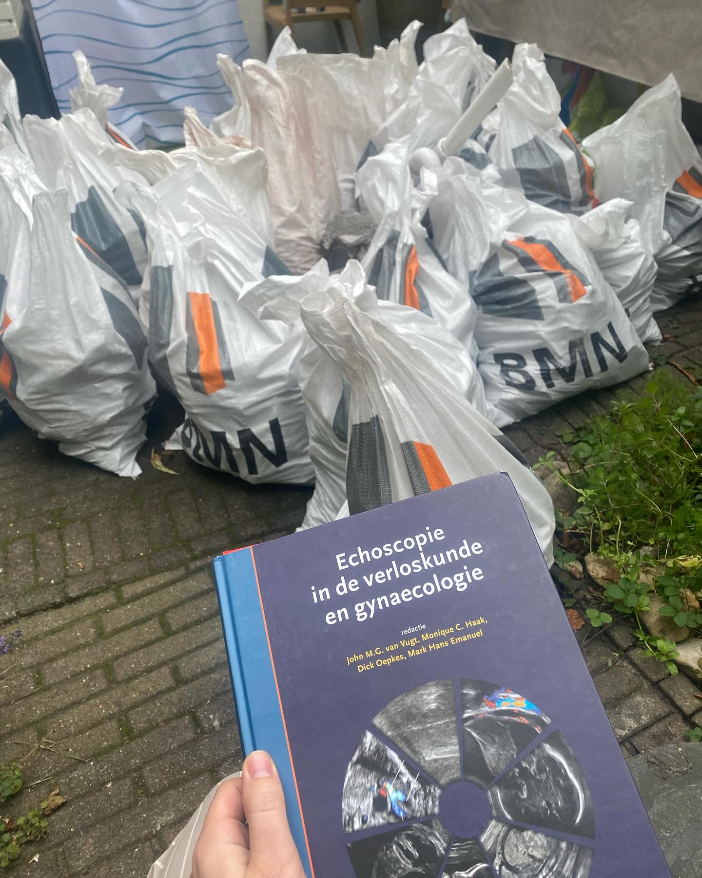 Verloskundigen moeten goed kunnen multitasken: Annabel doet vandaag haar dienst, een bevalling, studeren en een badkamerverbouwing tegelijk 😅